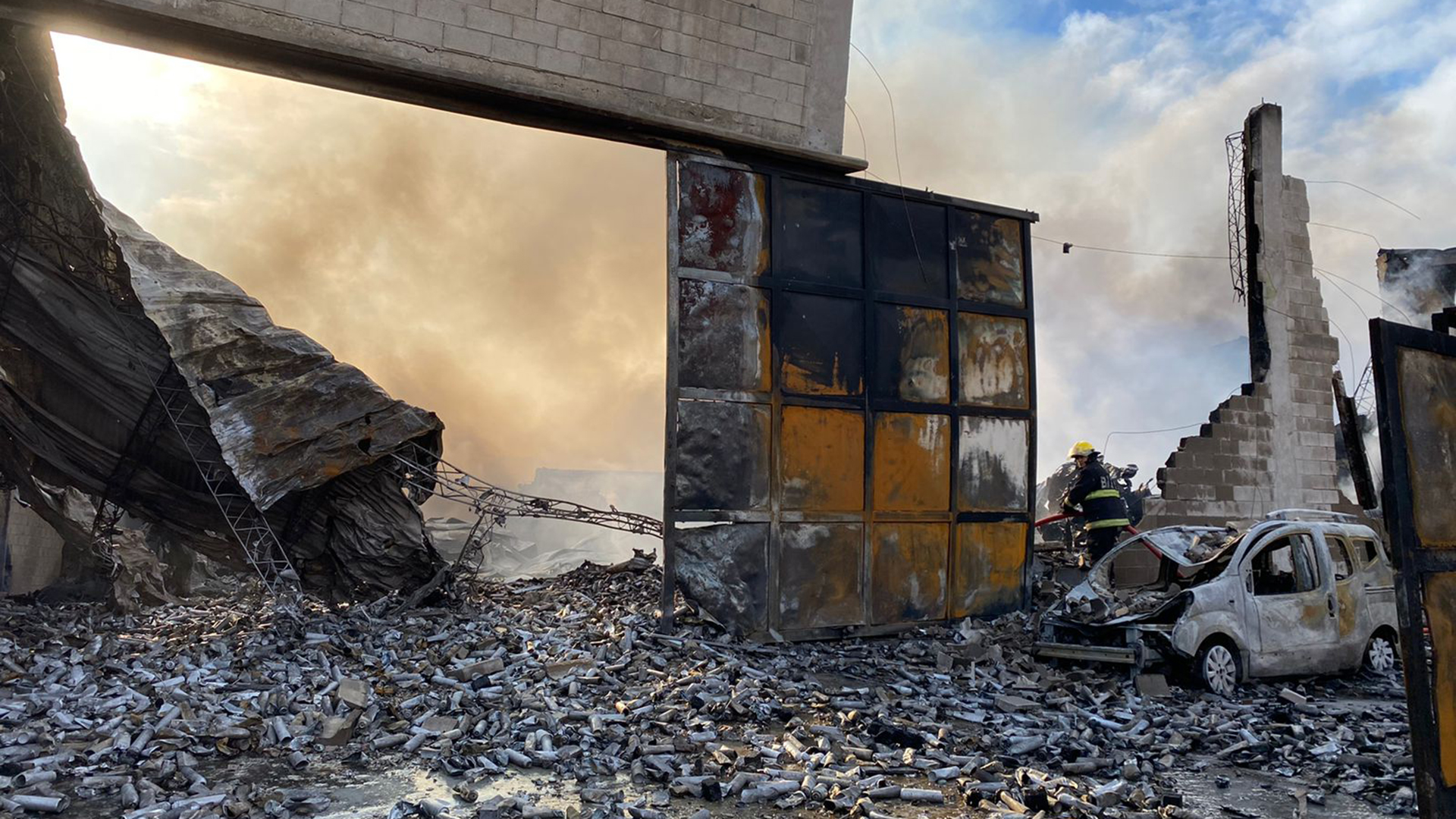 Un auto que estaba estacionado en la puerta de la fábrica también fue arrasado por las llamas