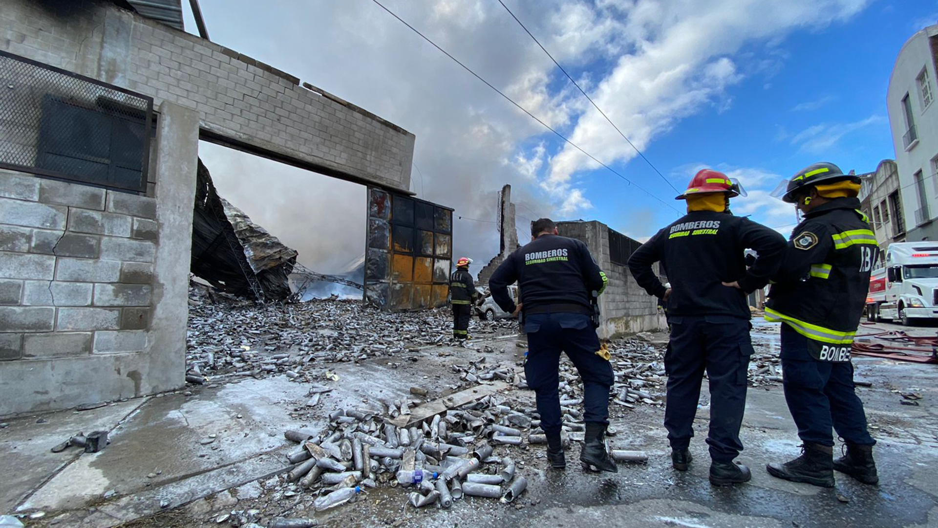 Los bomberos se toman un descanso luego de controlar el fuego