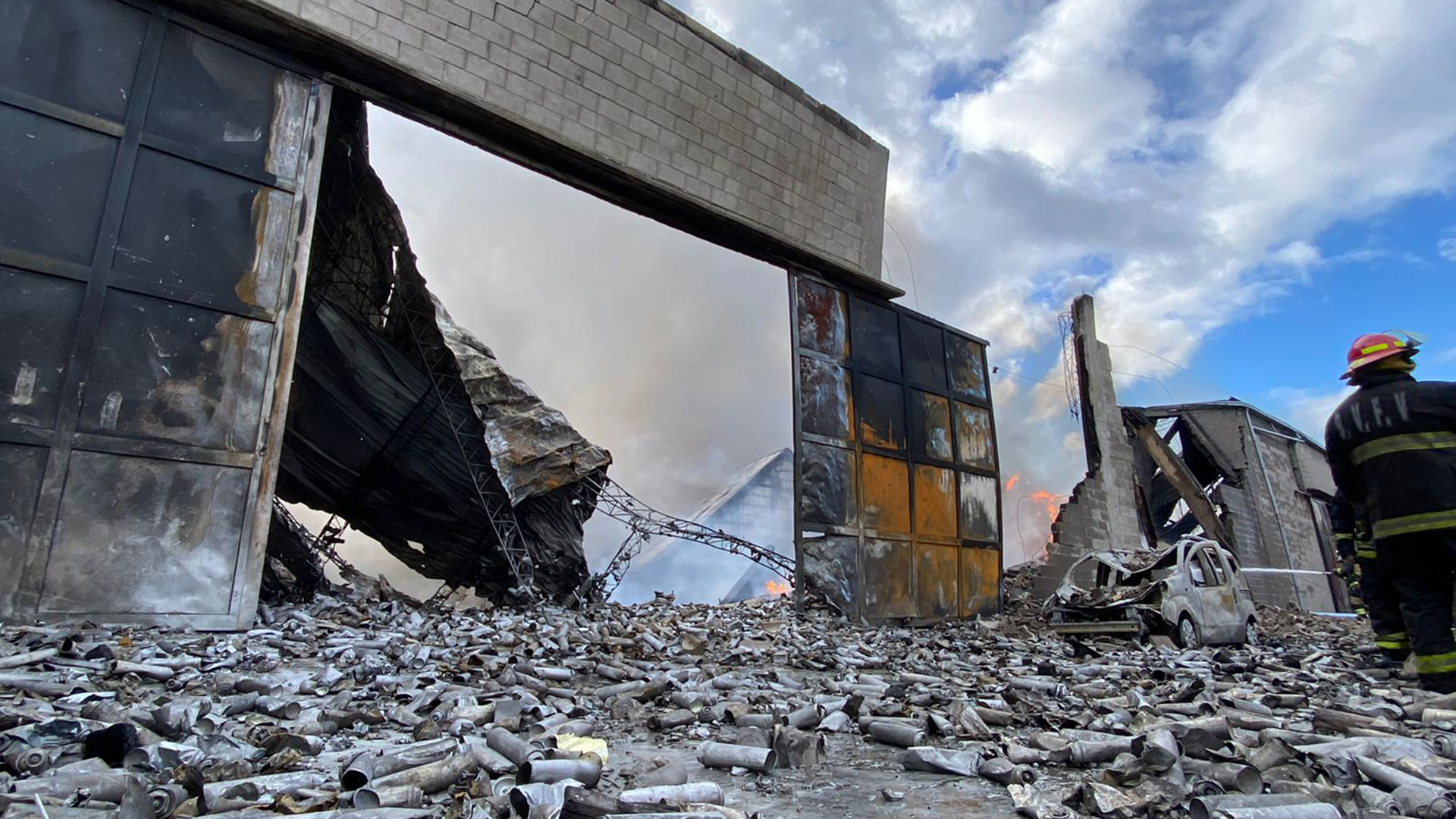 Solo quedó en pie el portón de la fábrica