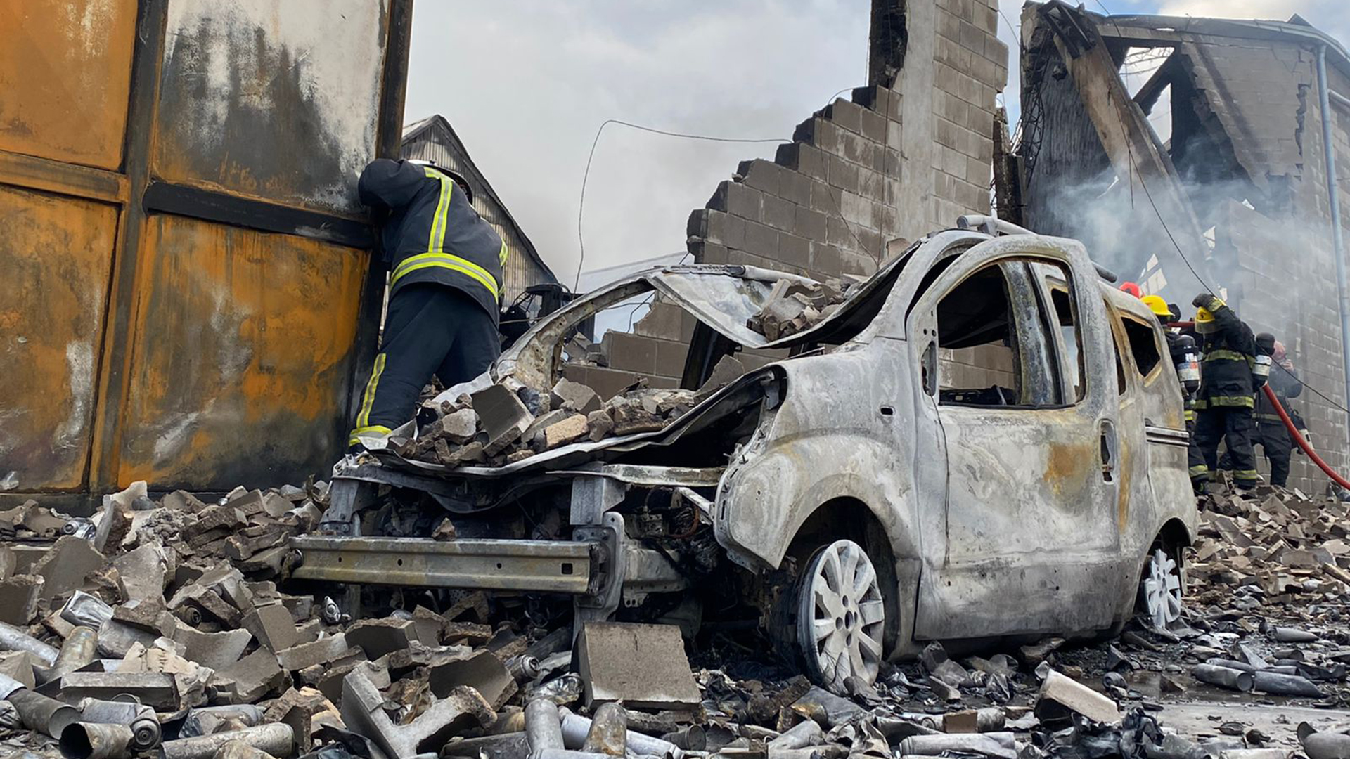 Foto en primer plano del vehículo incendiado