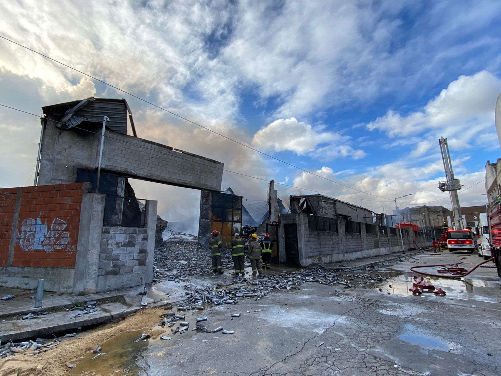 Bomberos de Avellaneda, Wilde, Villa Domínico y Gerli, entre otros trabajaron en el predio ubicado a unos 200 metros del Puente Pueyrredón