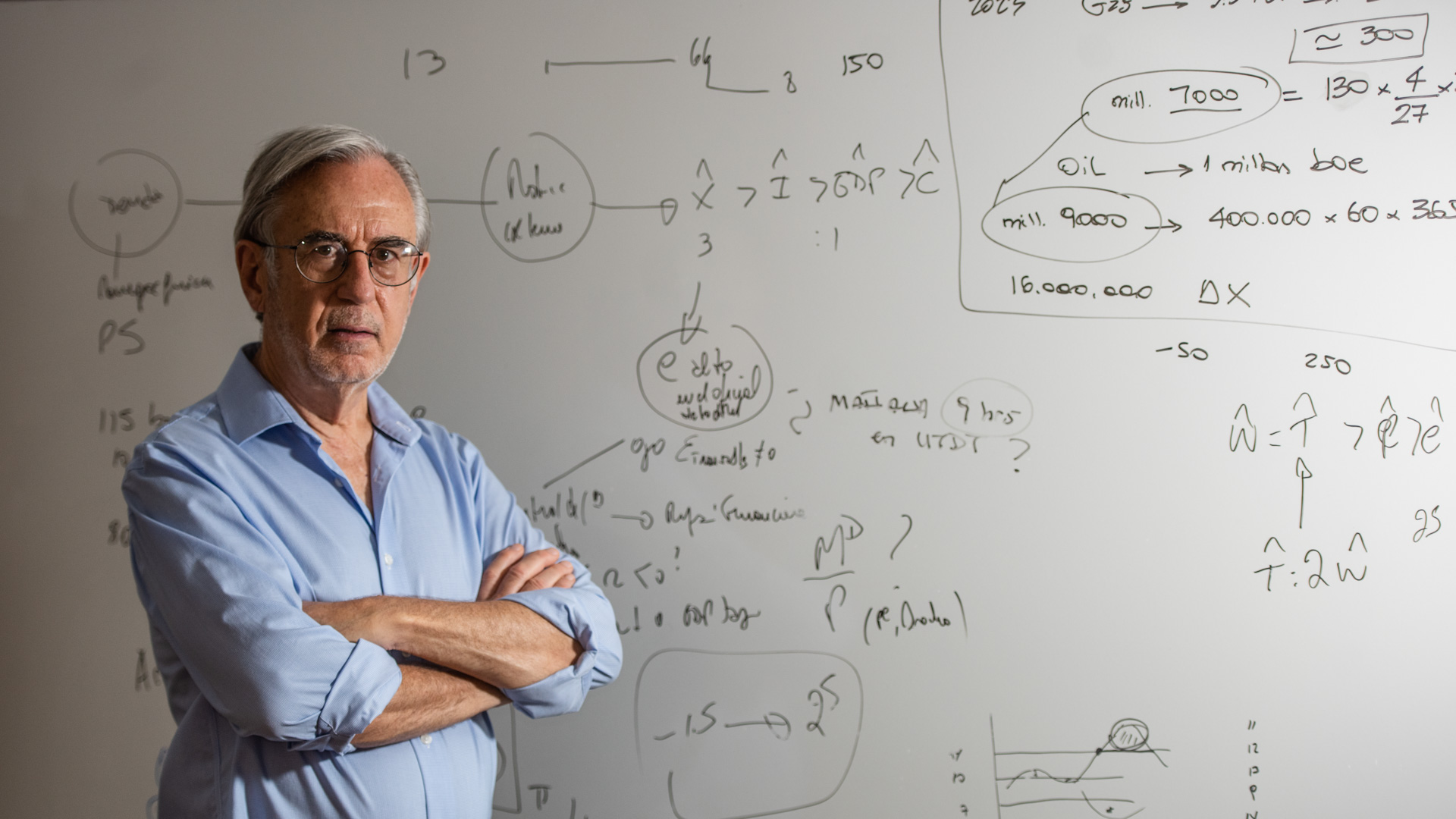 "Los precios caen en la frontera de Argentina, pero adentro pueden estar volando por la situación macro fiscal y monetaria", dijo a Infobae el director de FIEL, Juan Luis Bour (Adrián Escandar)