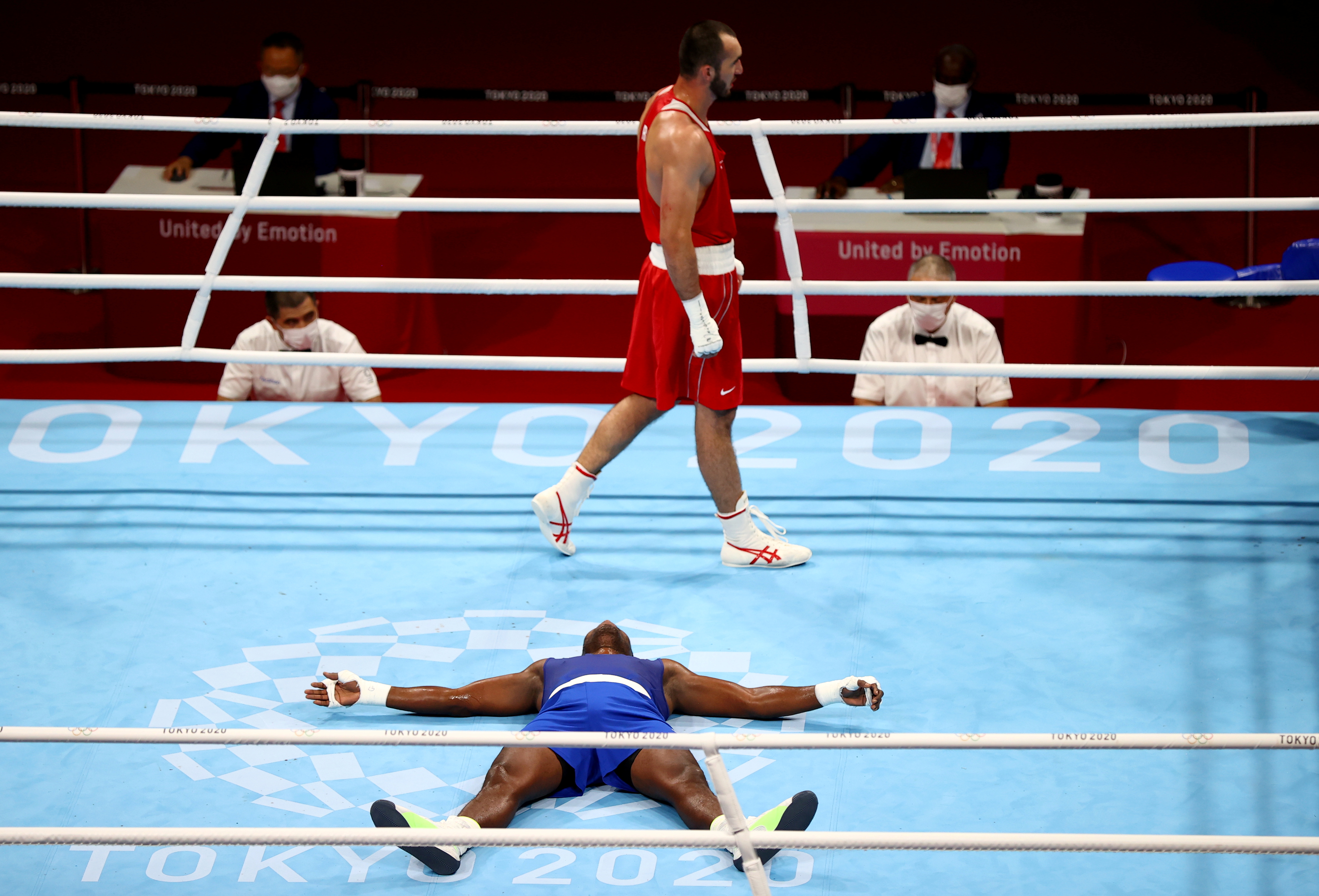 Tokyo 2020 Olympics - Boxing - Men's Heavyweight - Final - Kokugikan Arena - Tokyo, Japan - August 6, 2021. Julio Cesar La Cruz of Cuba celebrates his win against Muslim Gadzhimagomedov of the Russian Olympic Committee REUTERS/Stoyan Nenov TPX IMAGES OF THE DAY