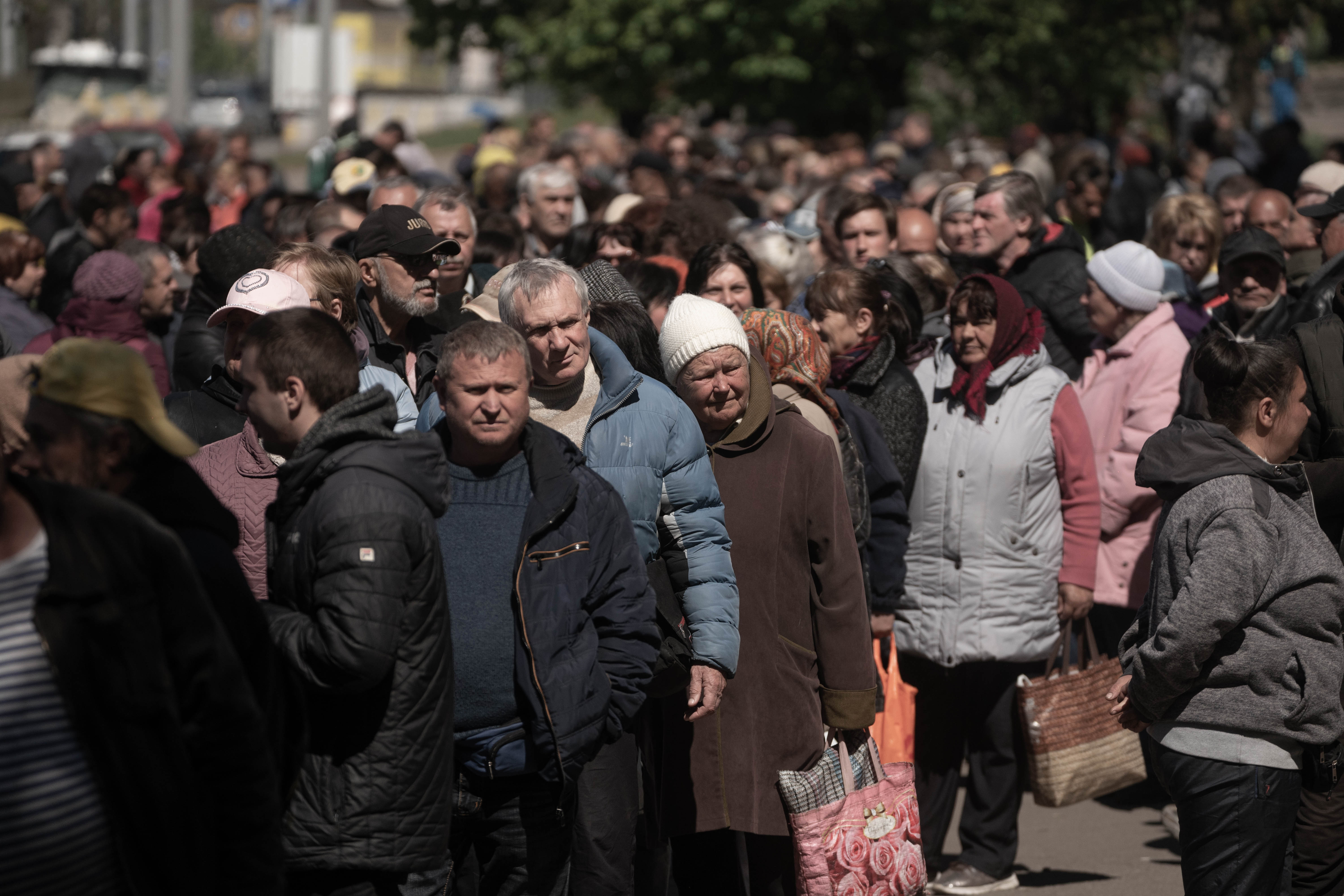 Los civiles deben acudir a los centros de ayudas para encontrar alimentos en las ciudades más atacadas (Foto: Franco Fafasuli)
