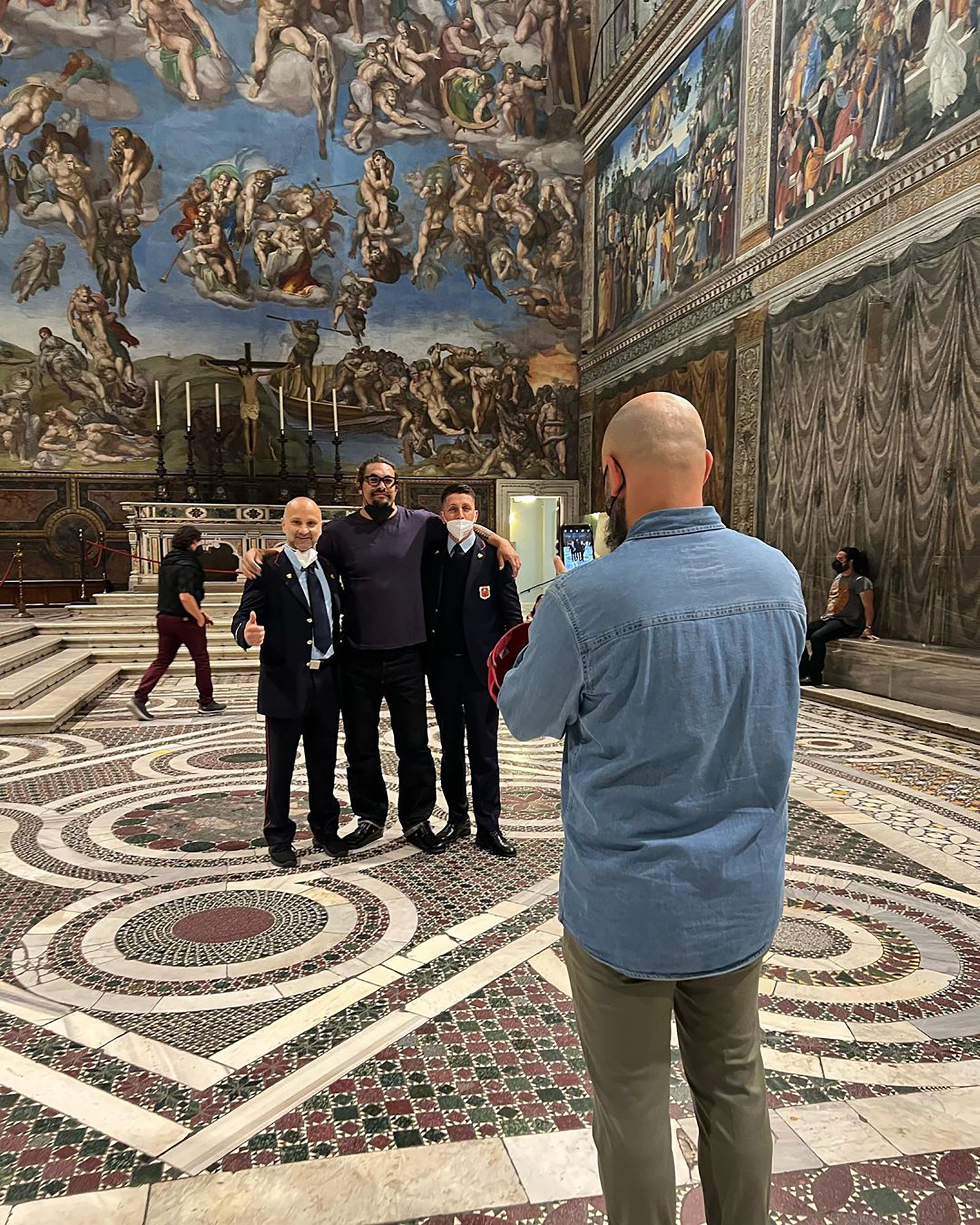 Jason Momoa visitó la Capilla Sixtina y se tomó fotografías