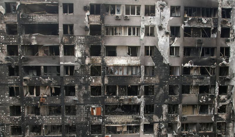 IMAGEN DE ARCHIVO. Una vista muestra un edificio residencial quemado en la ciudad portuaria sureña de Mariupol (REUTERS/Pavel Klímov)