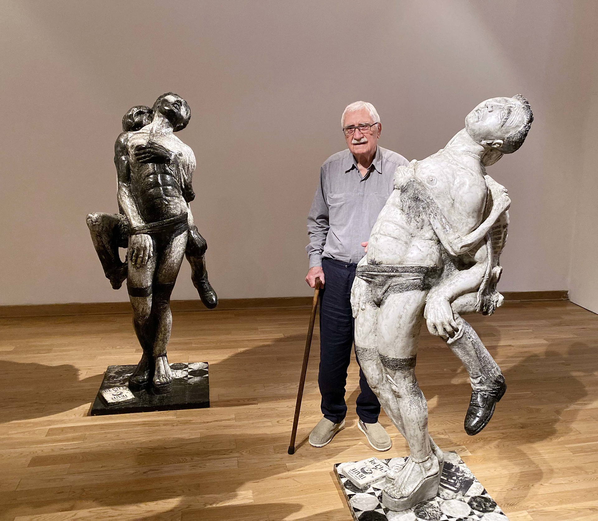 El artista con sus versiones de la "Emma traviesa", de Spilimbergo