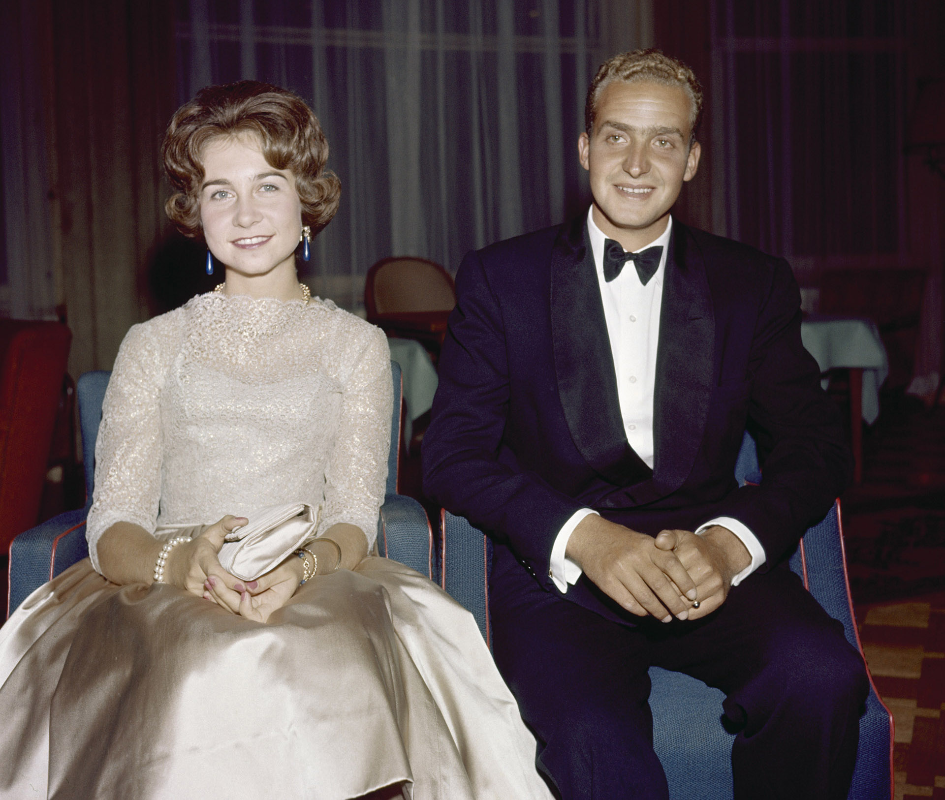 El entonces conde de Barcelona, padre del novio, no estaba del todo convencido que Sofía fuera la candidata ideal. Aunque de familia real, no hablaba castellano ni tenía idea de toreros, zarzuelas o jamones. (Photo by Daniele Darolle/Sygma via Getty Images)