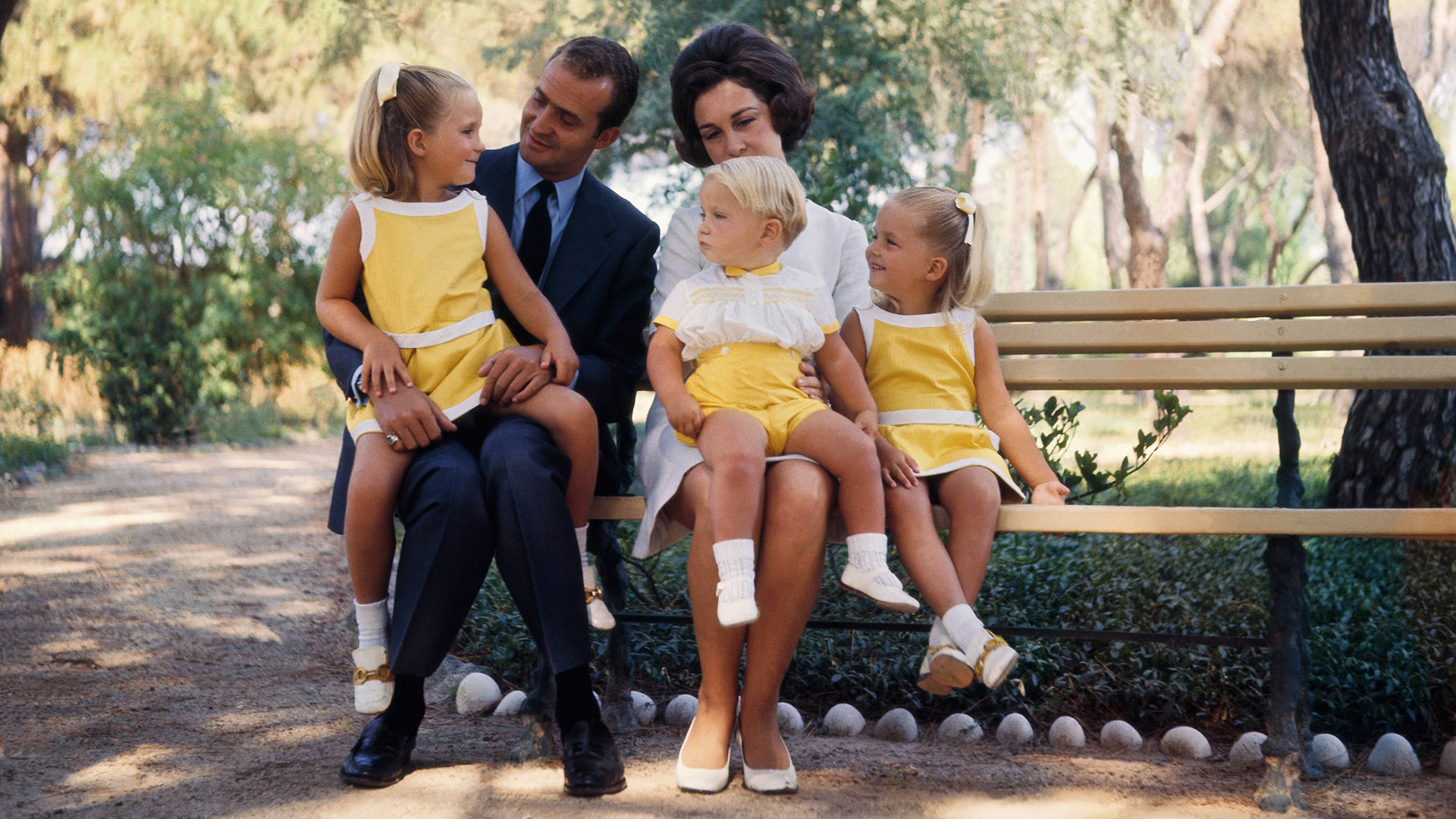 EN 1970, los entonces príncipes de España Juan Carlos y Sofía posan en el Palacio de la Zarcuela en Madrid con sus hijos Elena, Cristina y Felipe. El matrimonio de Juan Carlos y Sofía aunque era una fachada servía para sostener la idea la de fortaleza de la institución monárquica (Photo by Gianni Ferrari/Cover/Getty Images)