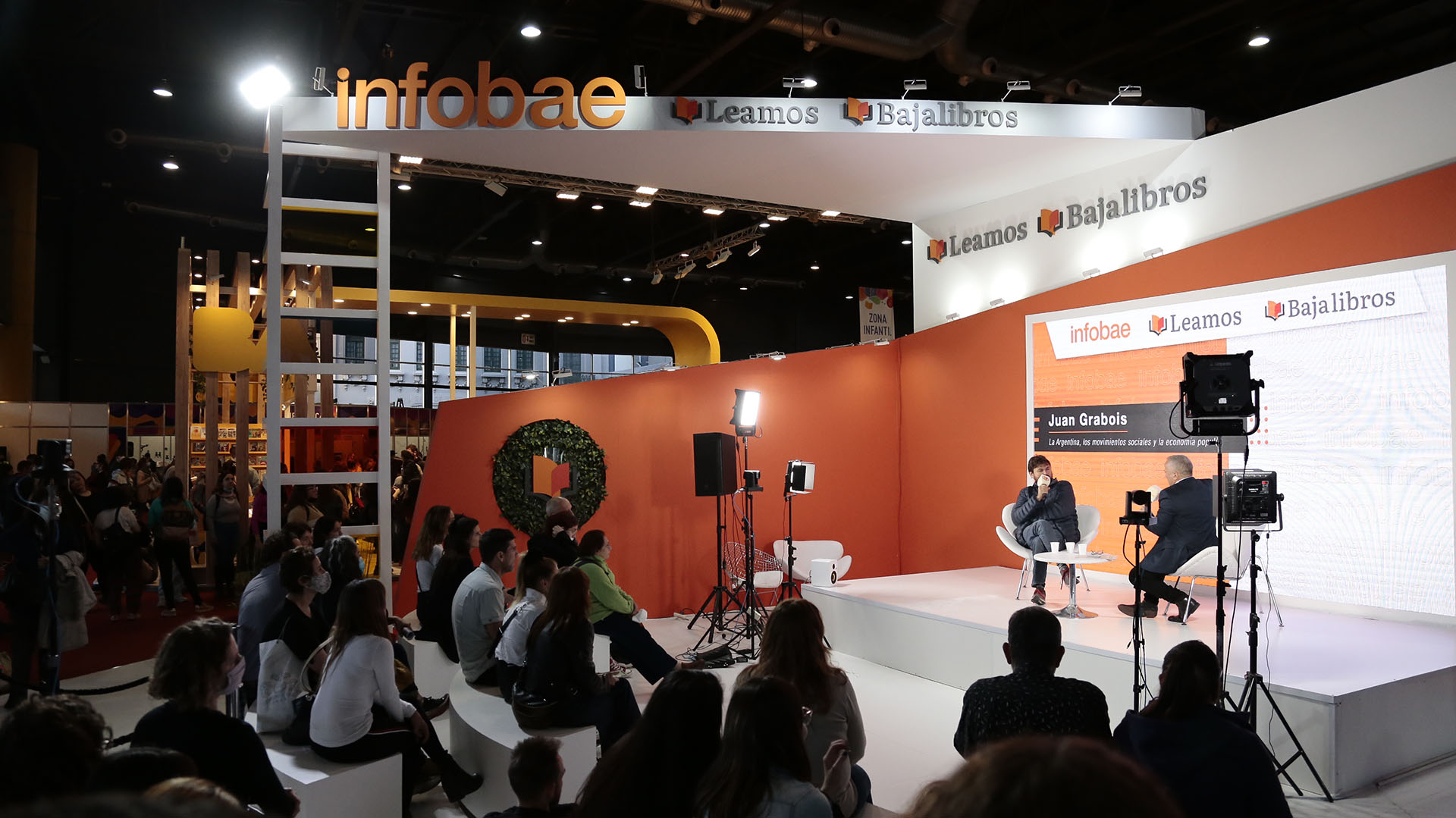 El Stand de Infobae en la Feria del Libro se colmó para escuchar al dirigente social