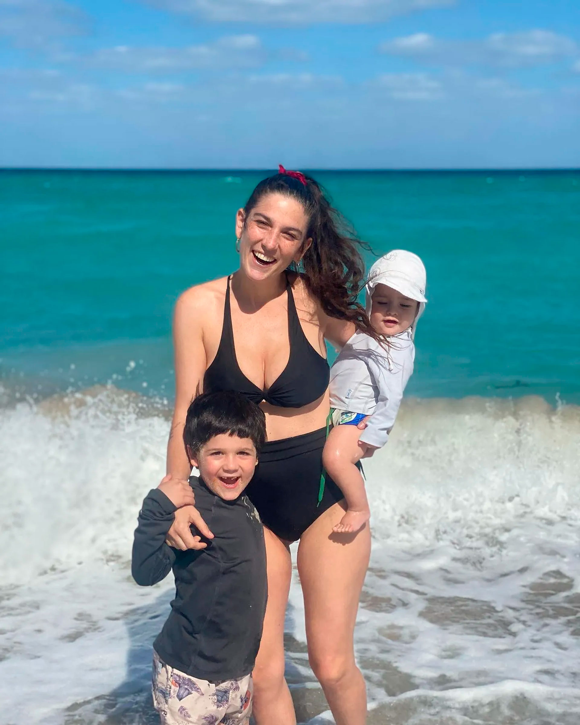 Juana Repetto junto a sus dos hijos