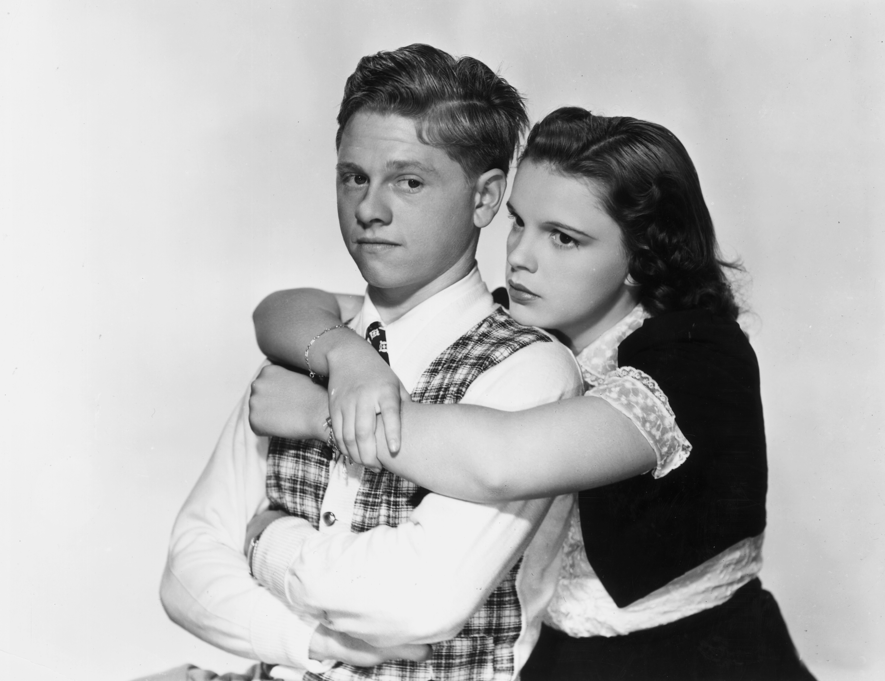 Retrato promocional del actor estadounidense Judy Garland abrazando al actor estadounidense Mickey Rooney, ambos se convirtieron en buenos amigos tras trabajar en 12 películas juntos (Foto: Archive/Getty Images)