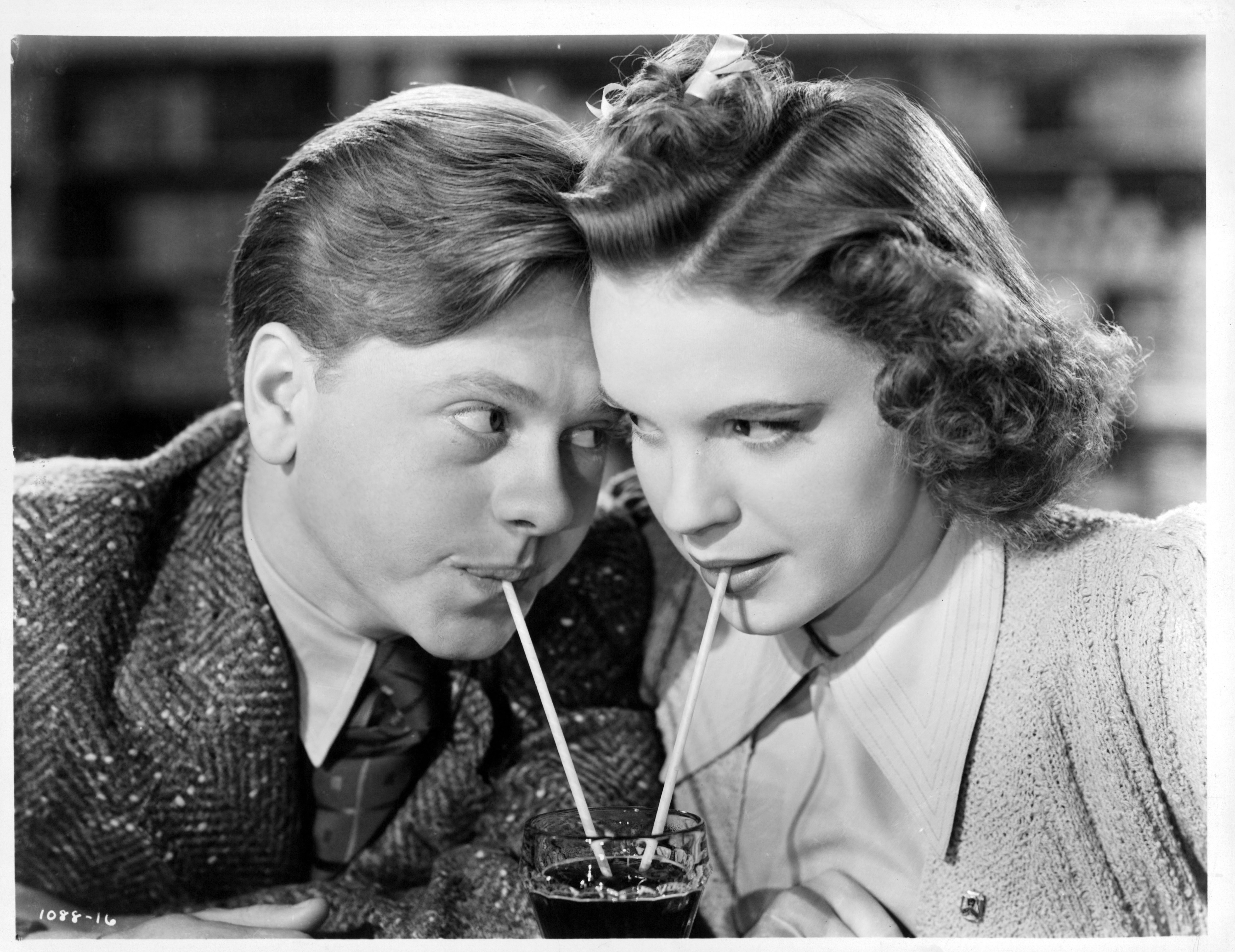 Mickey Rooney y Judy Garland comparten un refresco mientras se miran a los ojos en una escena de la película 'Babes In Arms' que se estrenó en 1939. (Foto: Metro-Goldwyn-Metro/Getty Images)