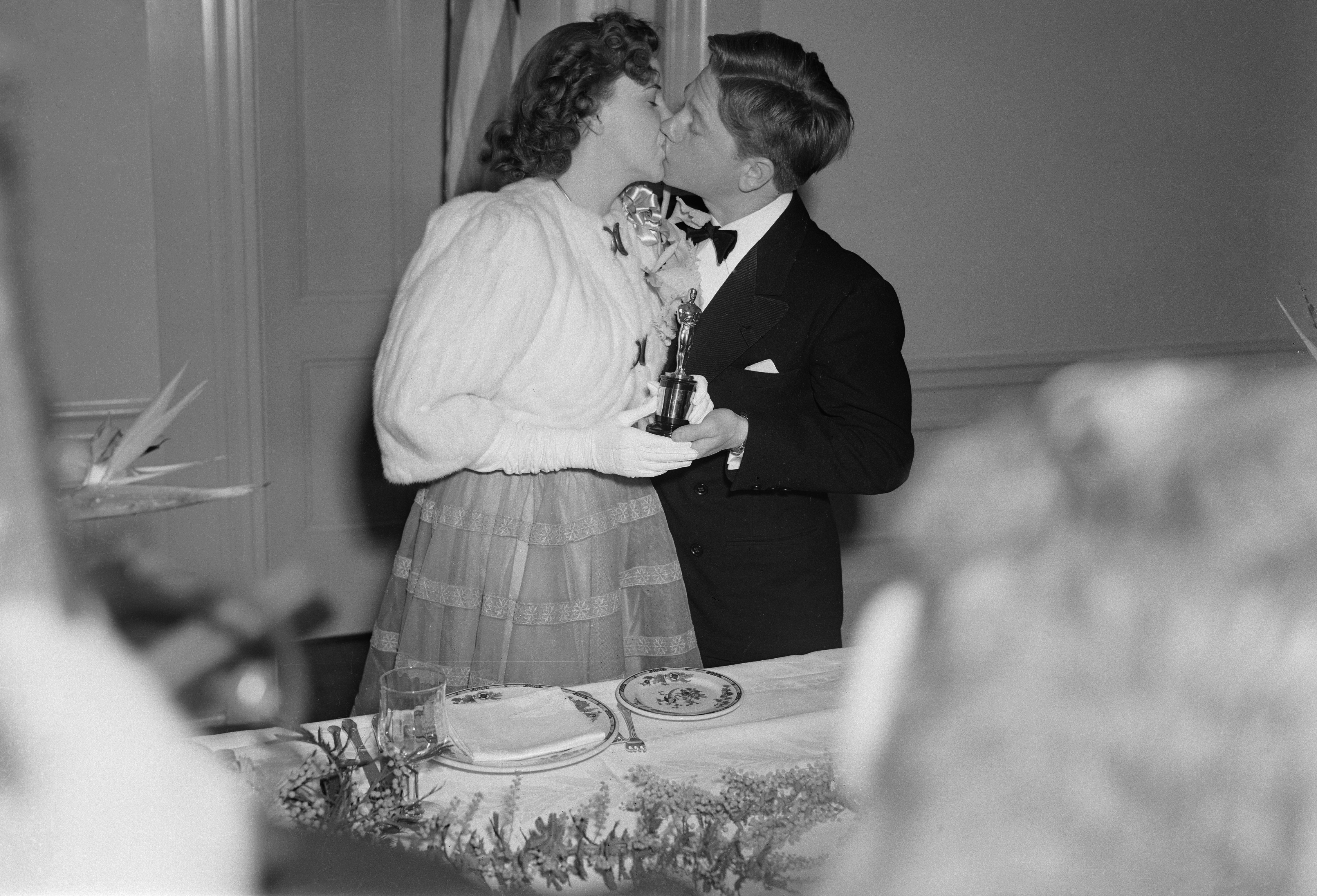 Mickey Rooney, protagonizó un beso y entregó un premio especial de la Academia a Judy Garland, quien fue galardonada como la mejor actriz juvenil de 1939 en la 12ª Cena Anual de Premios de la Academia de Artes y Ciencias Cinematográficas, al verlos cotidianamente juntos se rumoró que fueron pareja, sin embargo ellos aseguraron que fue sólo amistad (Foto: Bettmann Archive)