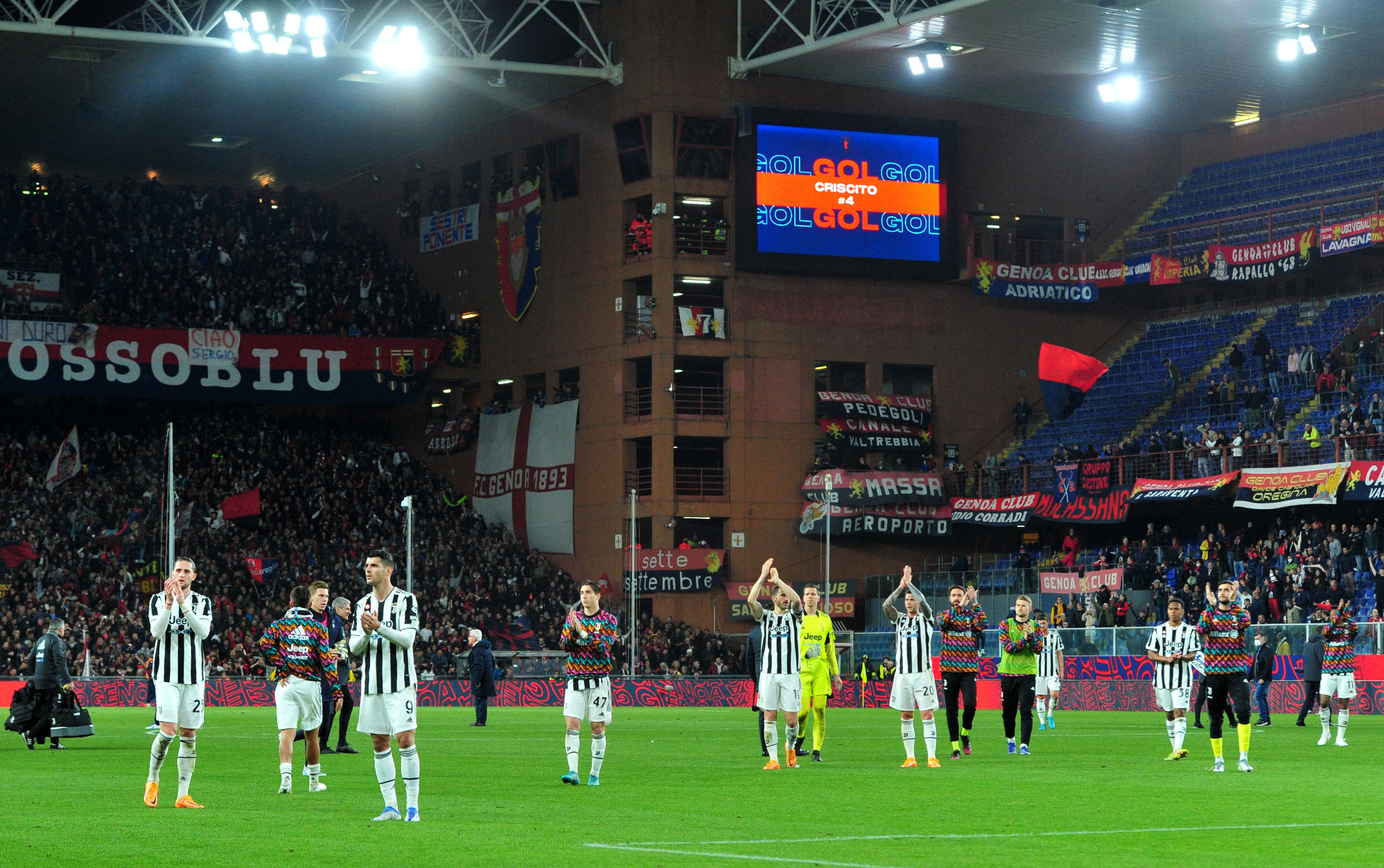 Soccer Football - Serie A - Genoa v Juventus - Stadio Comunale Luigi Ferraris, Genoa, Italy - May 6, 2022 Juventus players applaud fans after the match REUTERS/Jennifer Lorenzini