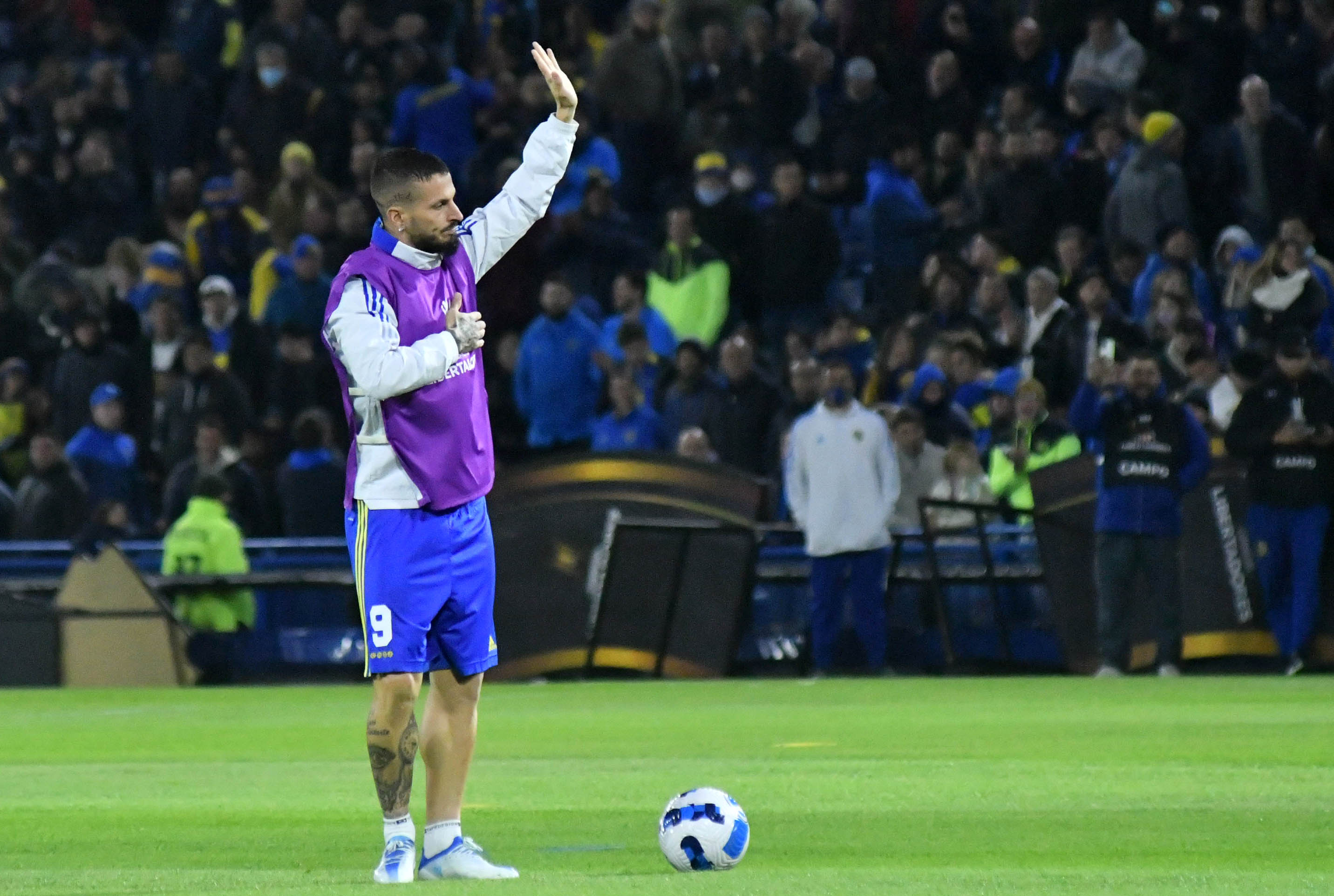 El Pipa agradece el canto del feliz cumpleaños a la hinchada durante la entrada en calor