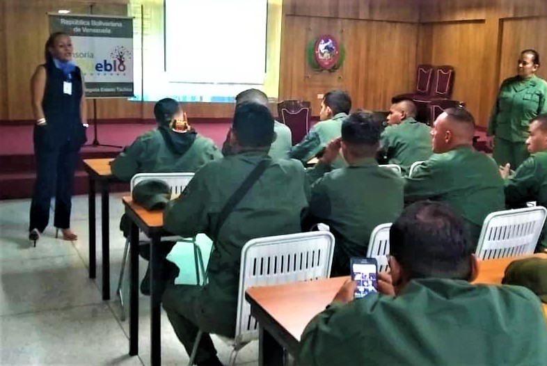 Abog. Duglys Meza Echeverría dando una charla sobre DDHH a militares en octubre 2019
