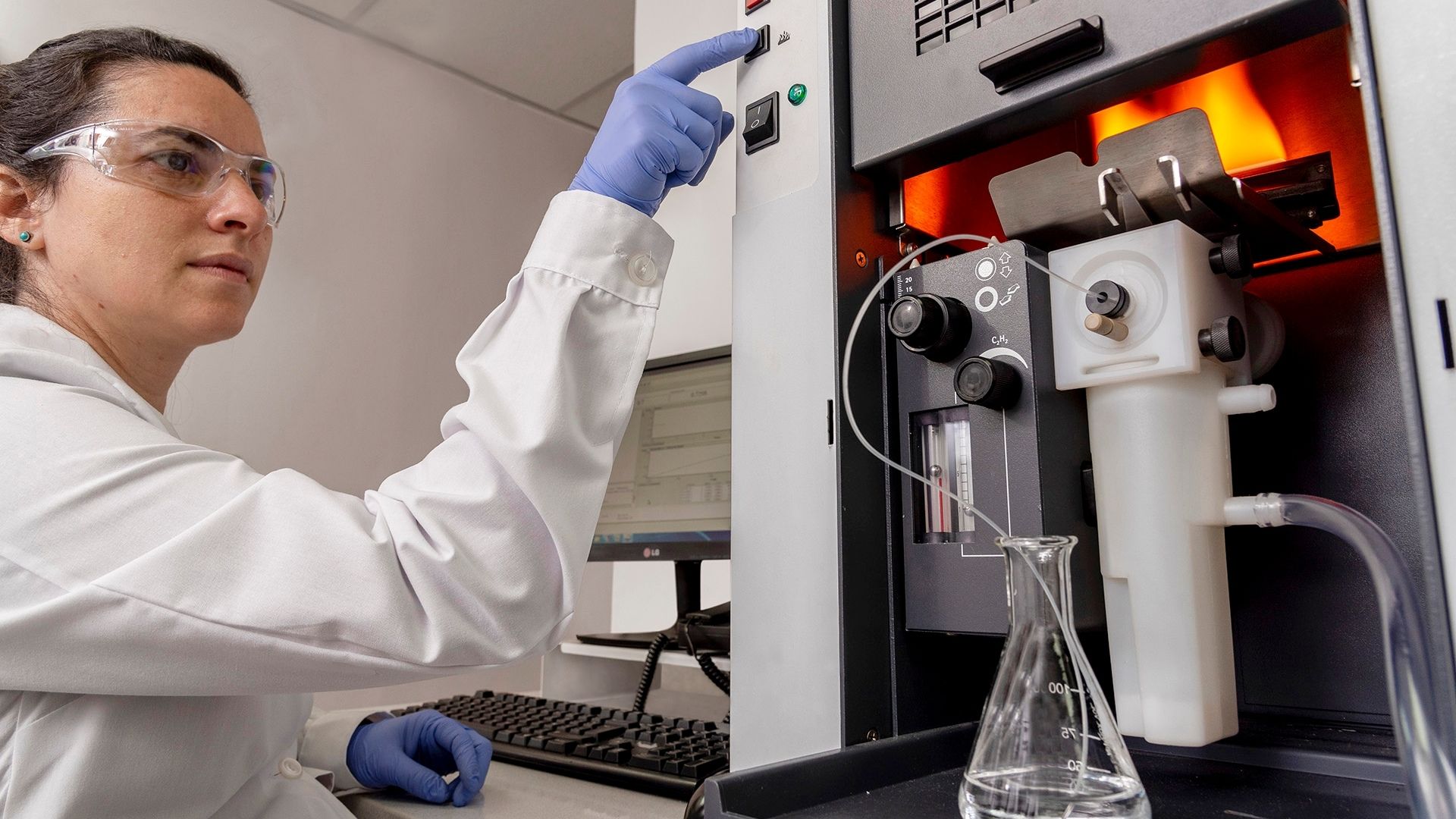 Los análisis de laboratorio confiables son cruciales. Si los resultados son inexactos o falsos, se genera una pérdida de confianza en la cadena de seguridad y se daña el mercado (Créditos: Prensa Greenlab)