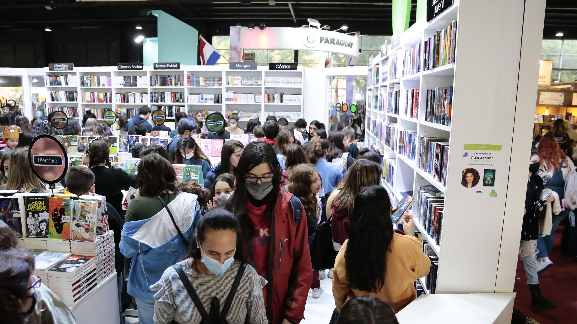 Gente y gente (y barbijos). En la Feria del Libro.