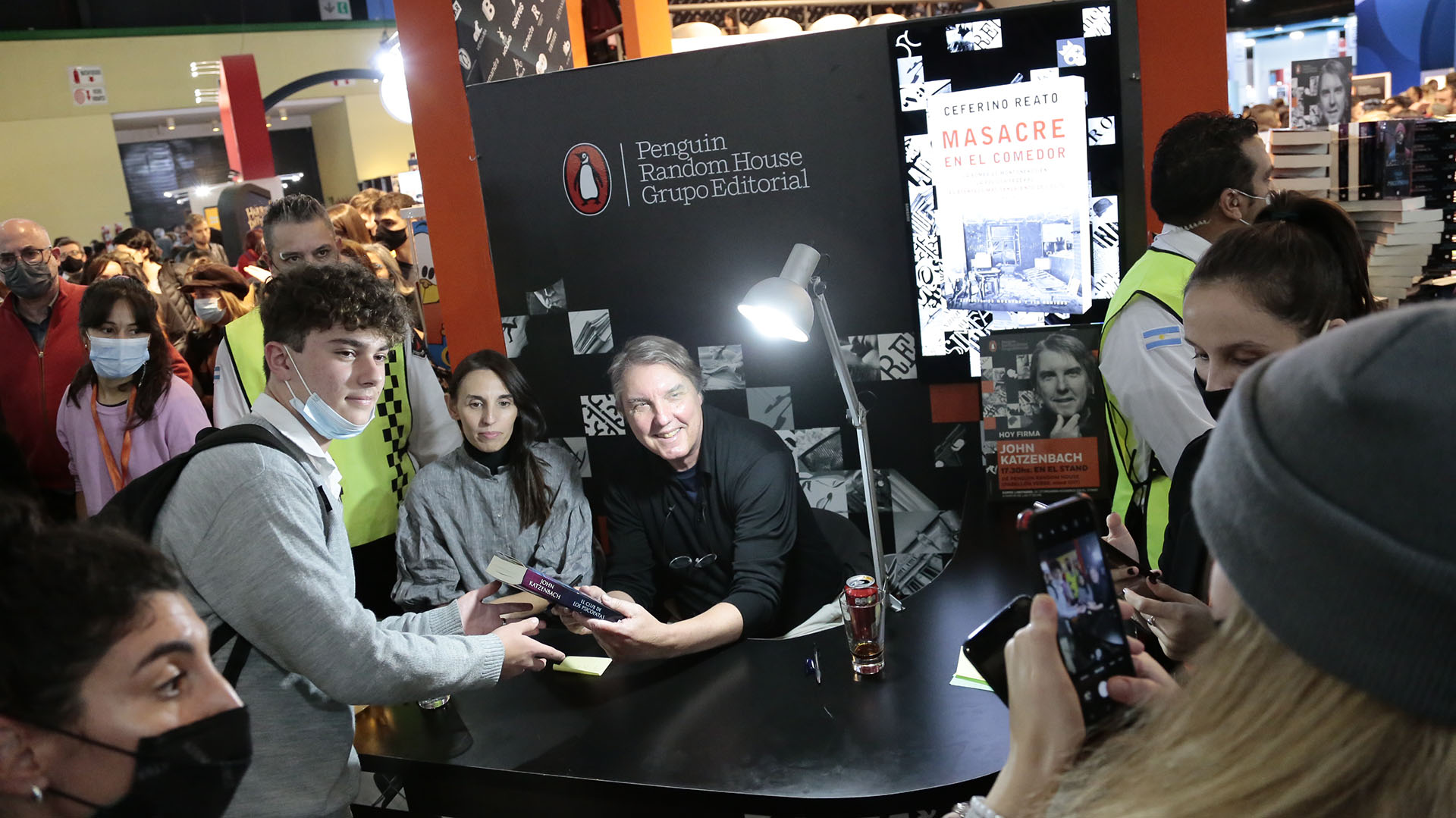 Con los fans. El escritor John Katzenbach.