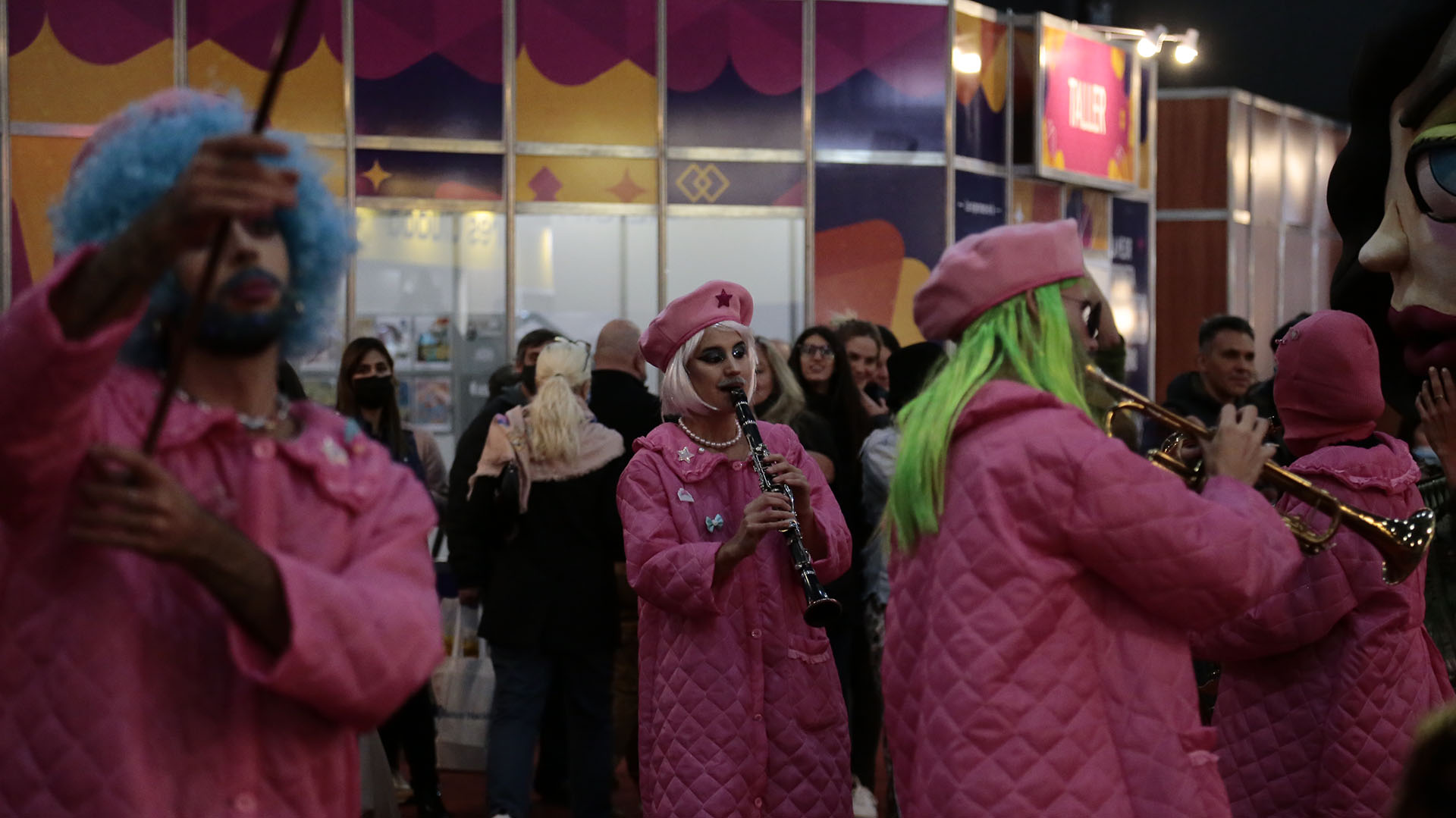 Murga. "Puiguísima" irrumpió por los pasillos de la Feria.