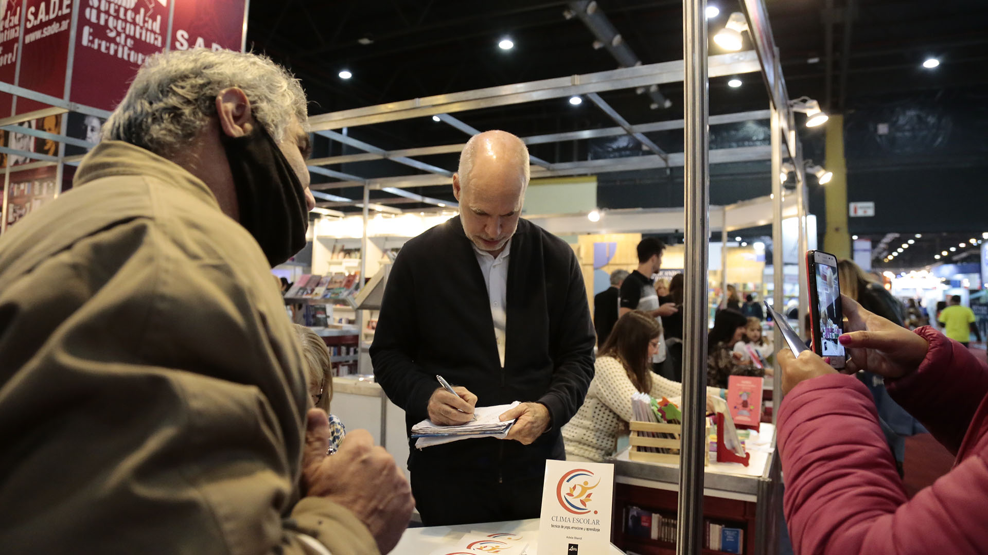 De visita. El gobernador de Buenos Aires, Horacio Rodríguez Larreta, pasó por la Feria y firmó.