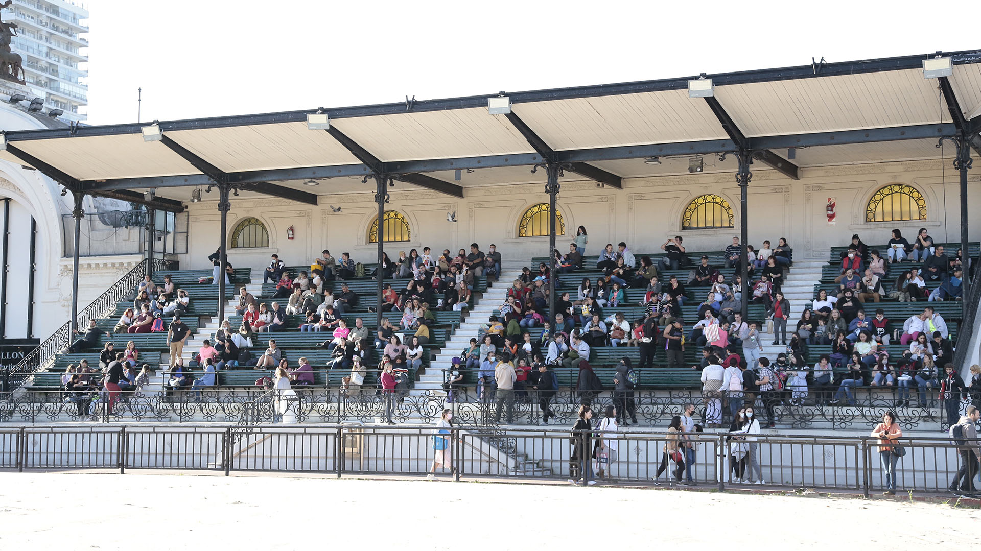 Descanso. En las gradas de La Rural.