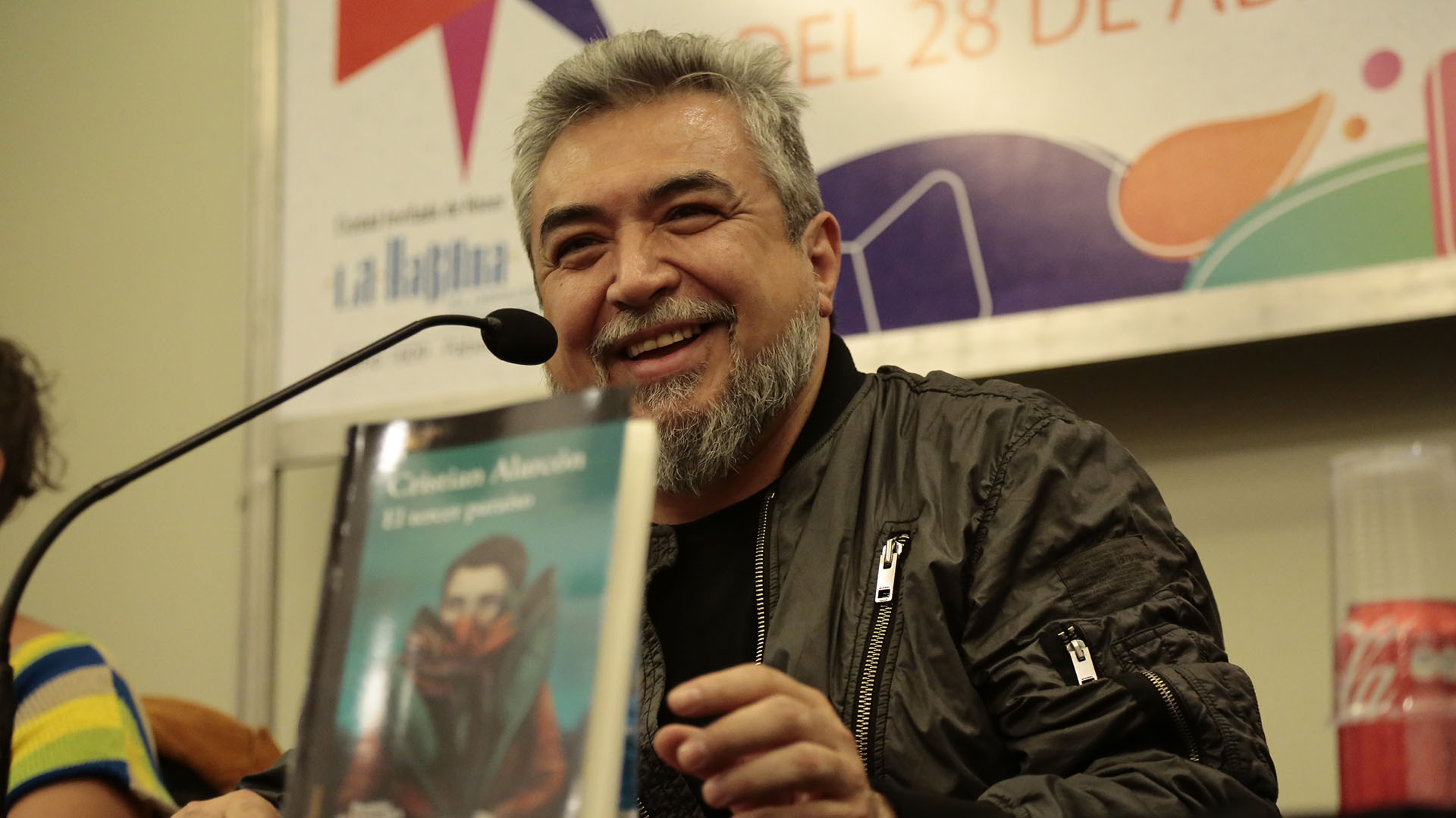 Alegría. Cristian Alarcón en la presentación de su novela premiada.