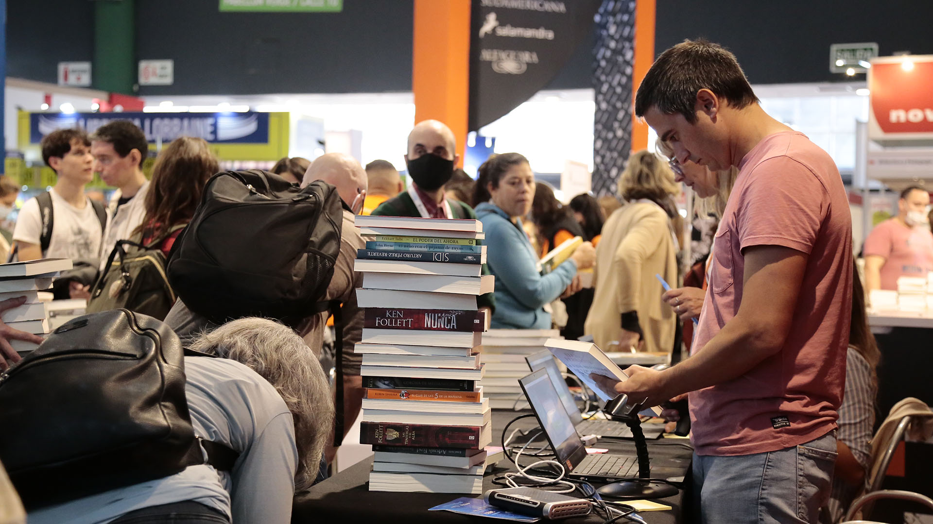 Una pila. Libros y lectores, en la Feria.