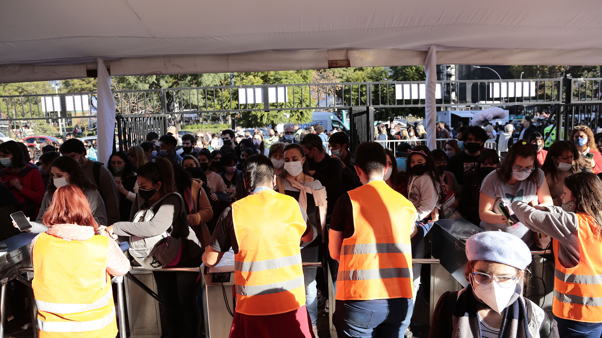 Molinetes. La gente se agolpó en las entradas.
