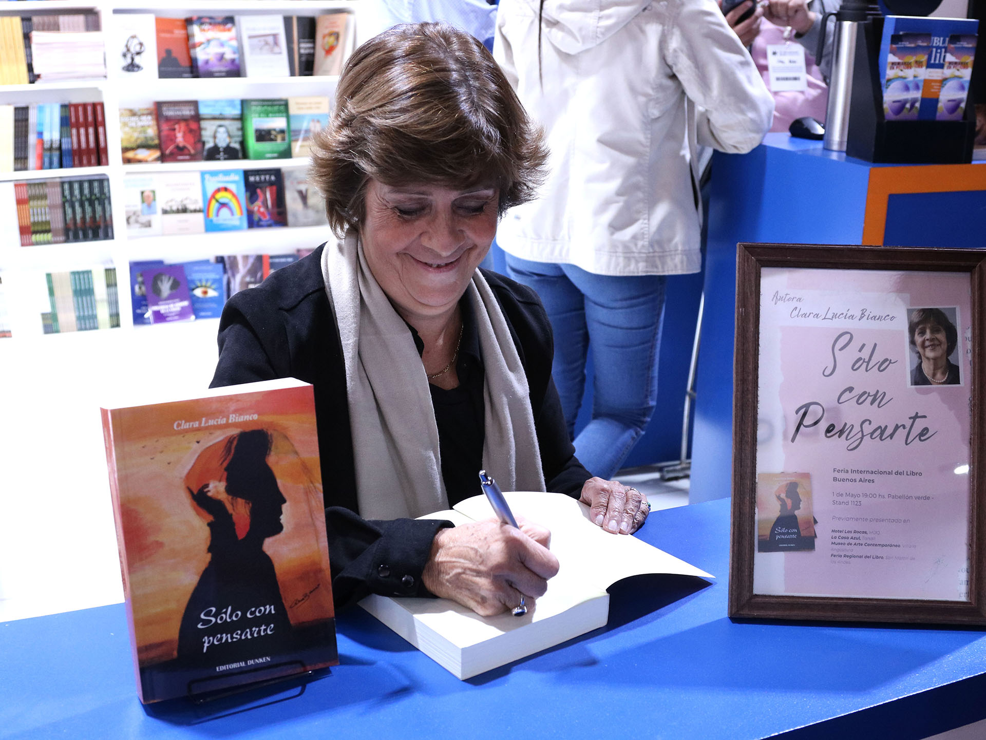Ese momento. Clara Lucía Blanco firma su libro "Sólo con pensarte".