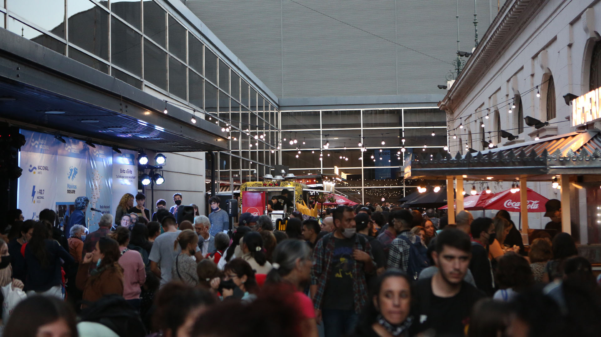 Multitud. La marca de la Feria del Libro 2022.