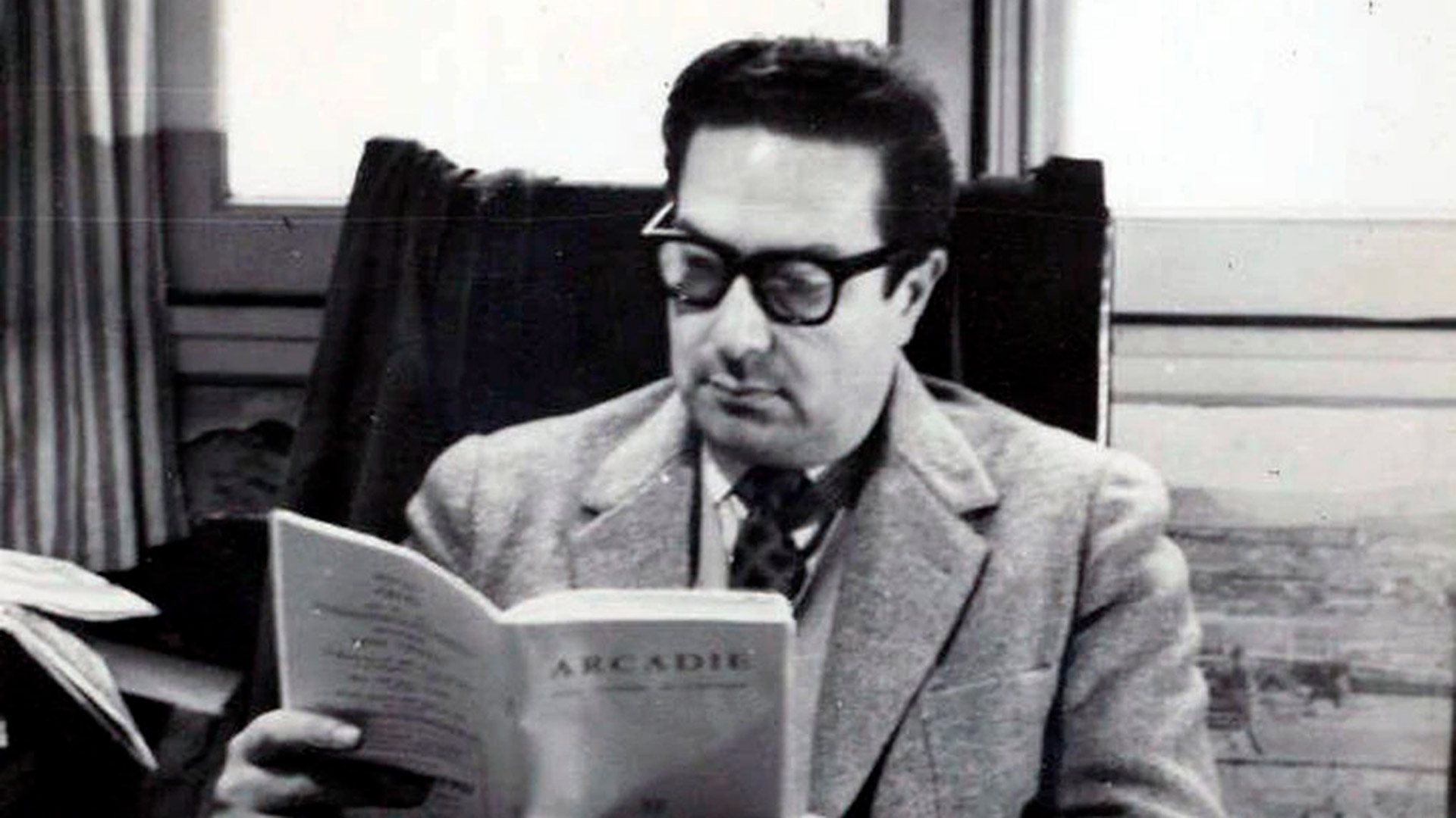 Abelardo Arias, además de ser editor en Tirso, publicó varios libros, entre ellos la novela "Álamos talados", adaptada al cine