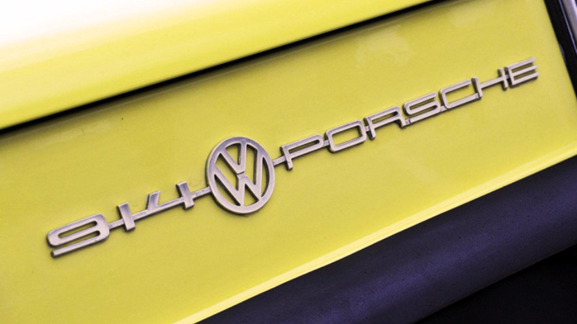 La unión de ambos emblemas en la carrocería generó que los seguidores de VW lo vieran como un Porsche disminuido y los de Porsche como un VW inflado