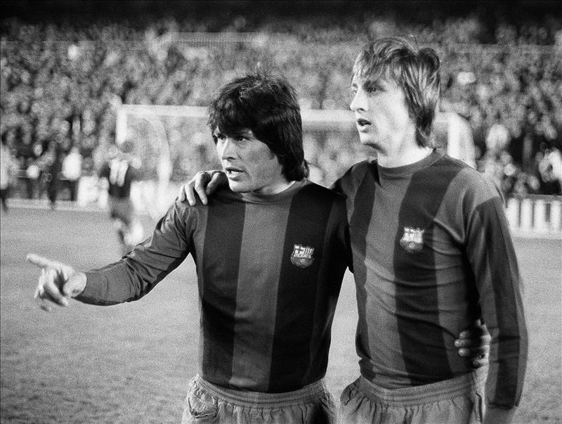 Hugo Sotil y Johan Cruyff en su etapa en el Barcelona de España. | Foto: EFE / Archivo