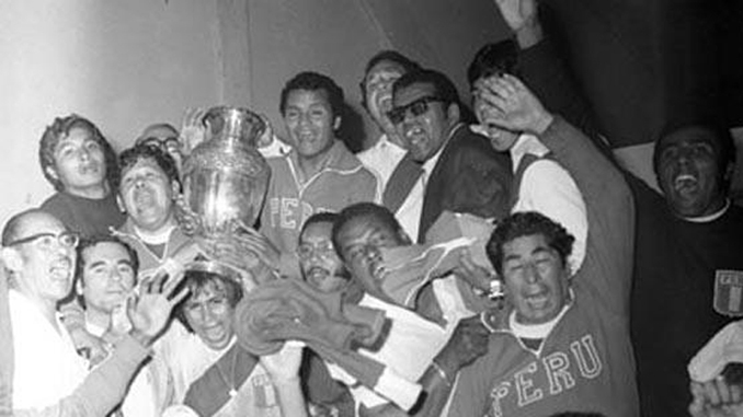 Celebración de la selección peruana tras el título de la Copa América 1975. Hugo Sotil ubicado debajo del trofeo. | Foto: RPP