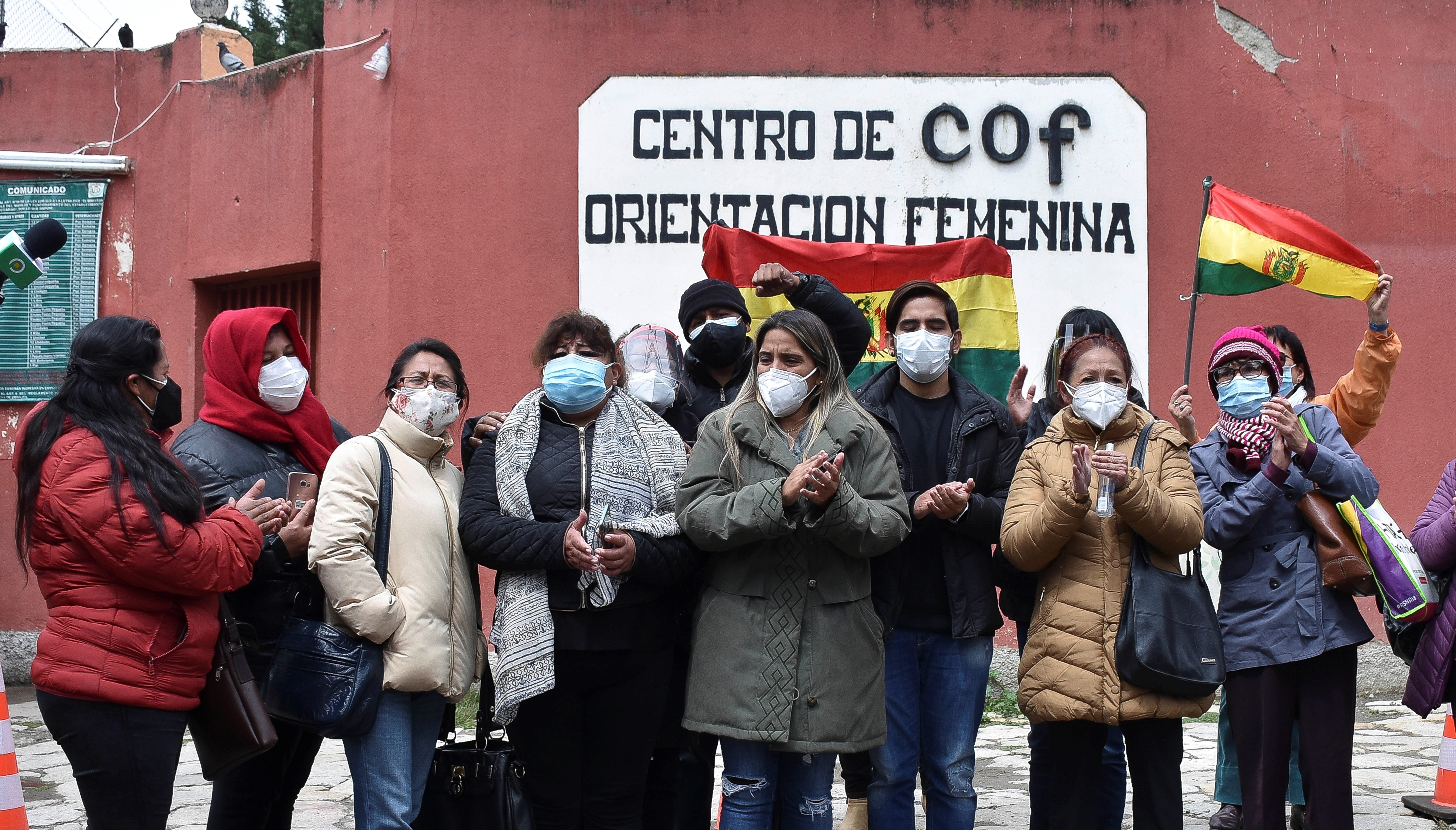 Carolina Ribera (c) y José Armando Ribera (c-d), hijos de la ex presidenta interina boliviana Jeanine Áñez (EFE)
