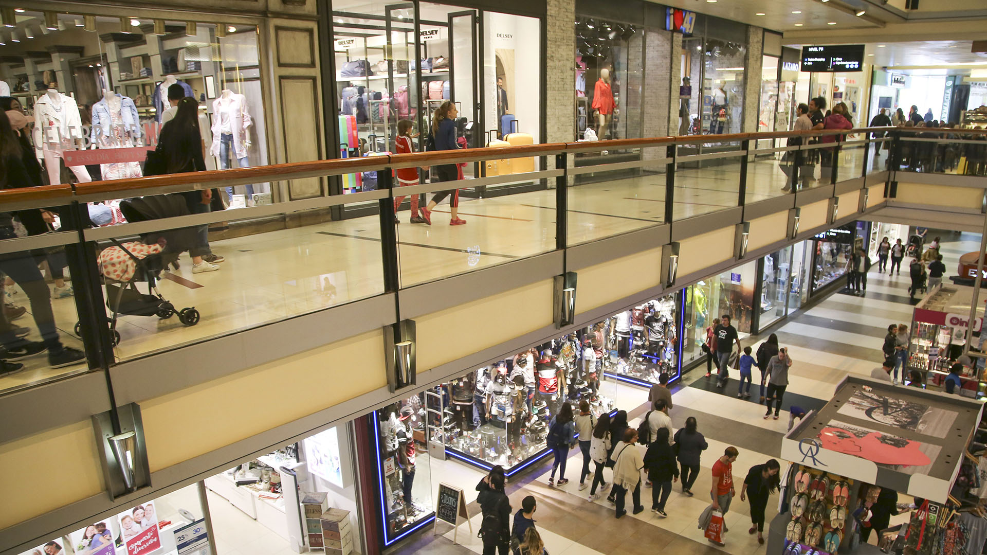 Quienes tienen dinero buscan consumirlo antes de que se desvalorice FOTO: ARCHIVO NAzzzz