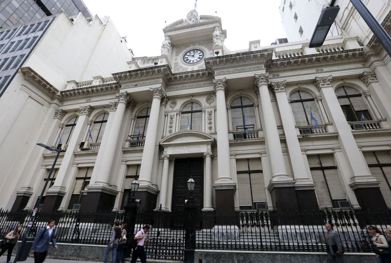 El BCRA dejó de comprar dólares en los últimos días. Su titular, Miguel Pesce, hace equilibrio entre la necesidad de acumular reservas y permitir que las empresas accedan a insumos y no frenen su producción. REUTERS/Enrique Marcarian