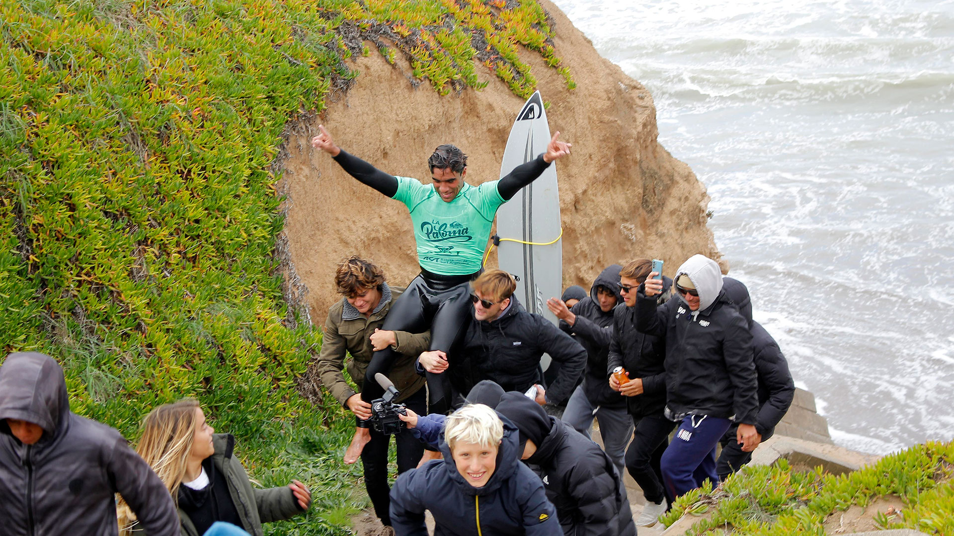 Así, en andas, lo subieron por los acantilados al campeón argentino