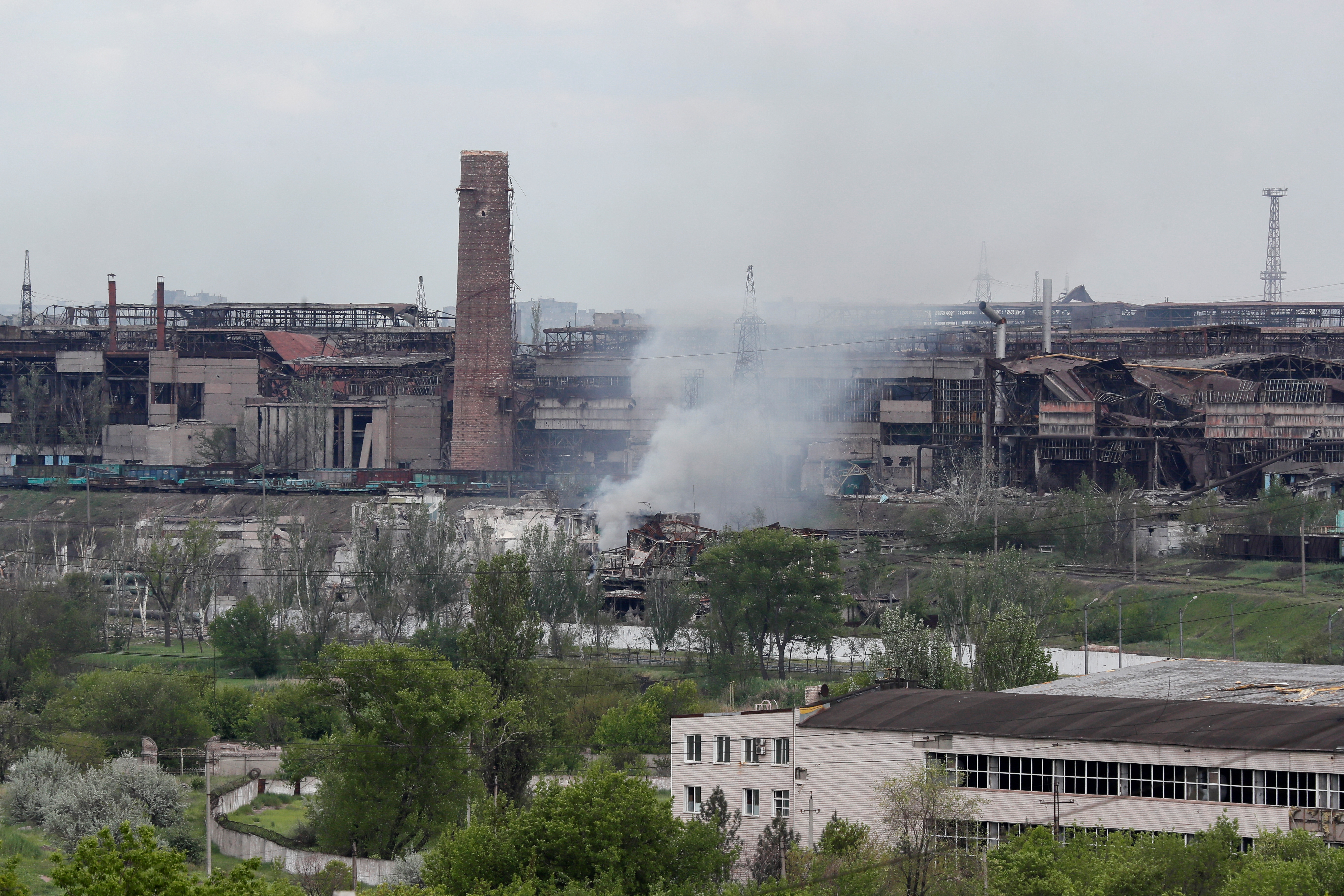 Una vista muestra una planta de Azovstal Iron and Steel Works durante el conflicto Ucrania-Rusia en la ciudad portuaria sureña de Mariupol, Ucrania, 15 de mayo de 2022. REUTERS/Alexander Ermochenko