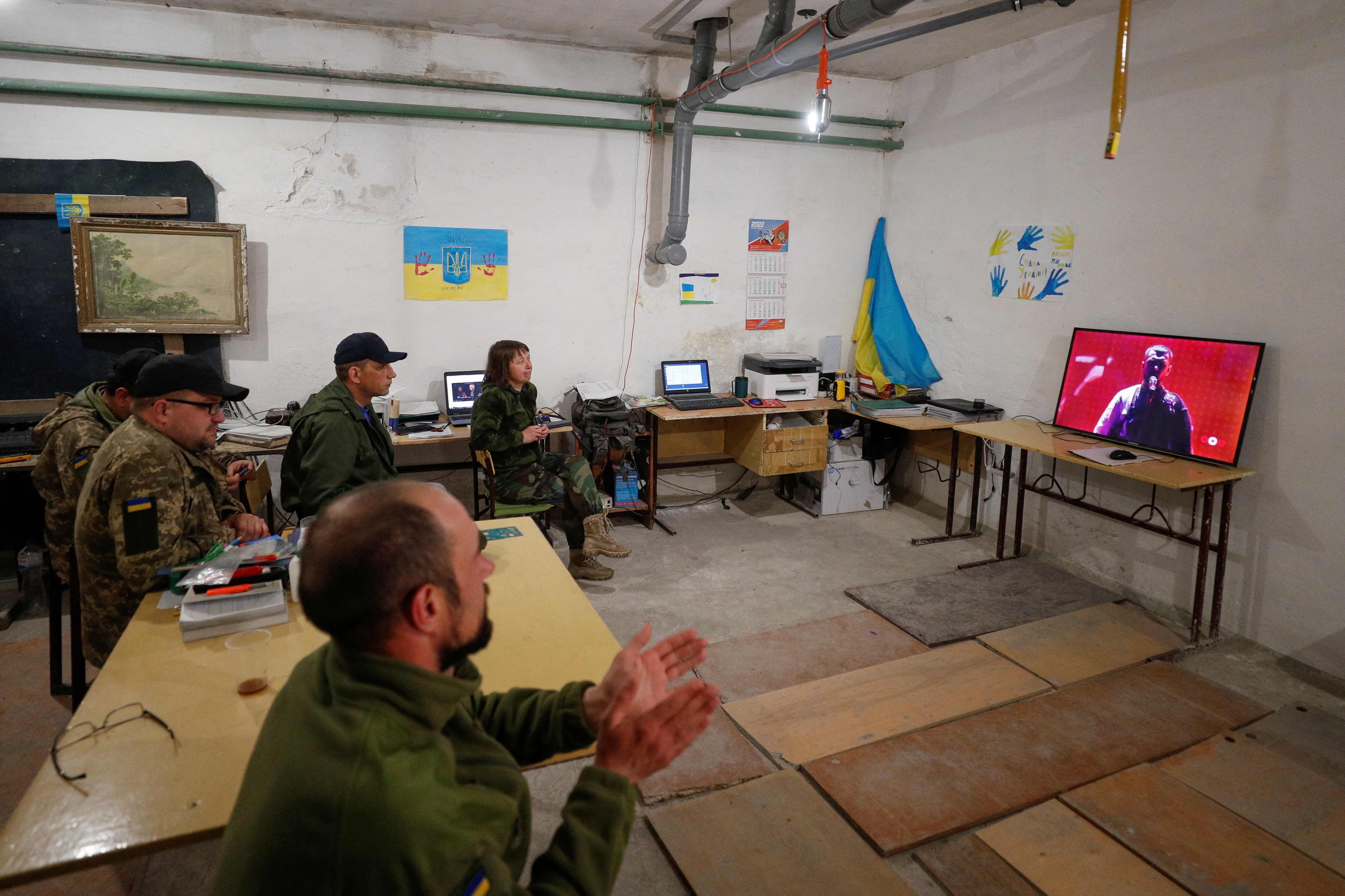 Soldados ucranianos miran la presentación de Kalush Orchestra desde Kiev (Reuters)