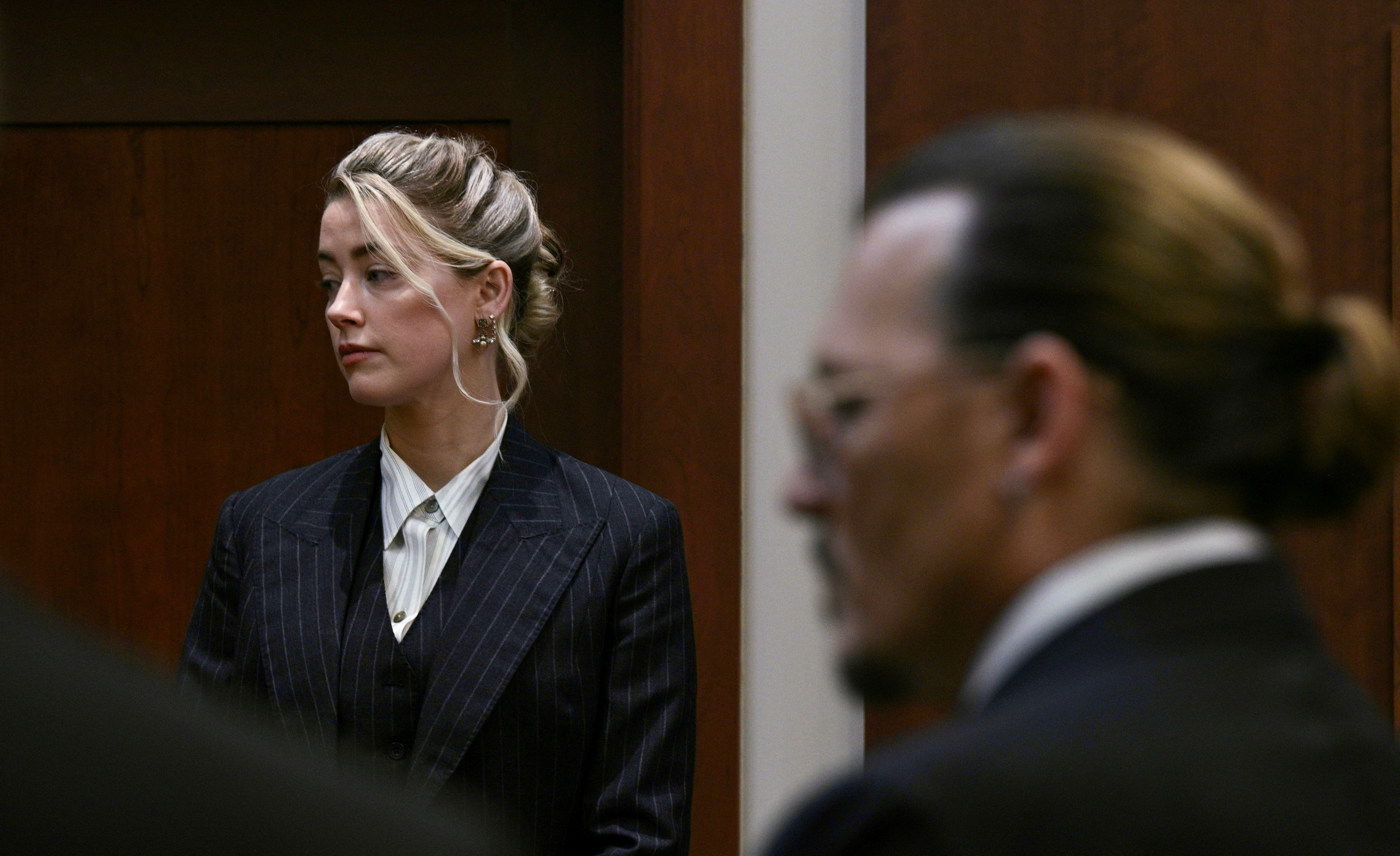 Los actores Amber Heard y Johnny Depp en un tribunal del condado de Fairfax (Reuters)