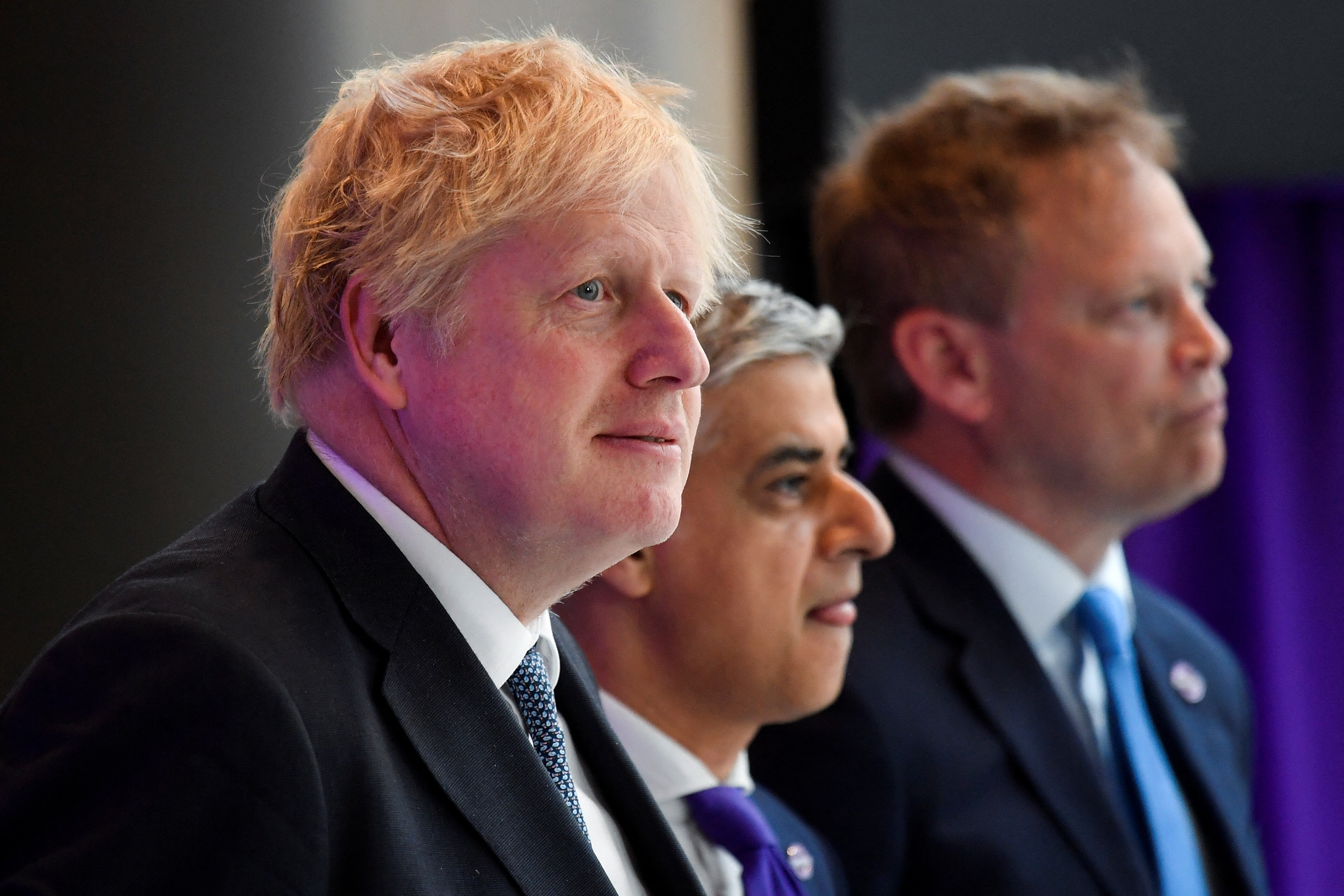 El primer ministro Boris Johnson, que también participó en el acto, se declaró “increíblemente conmovido” por su presencia. (REUTERS/Toby Melville)