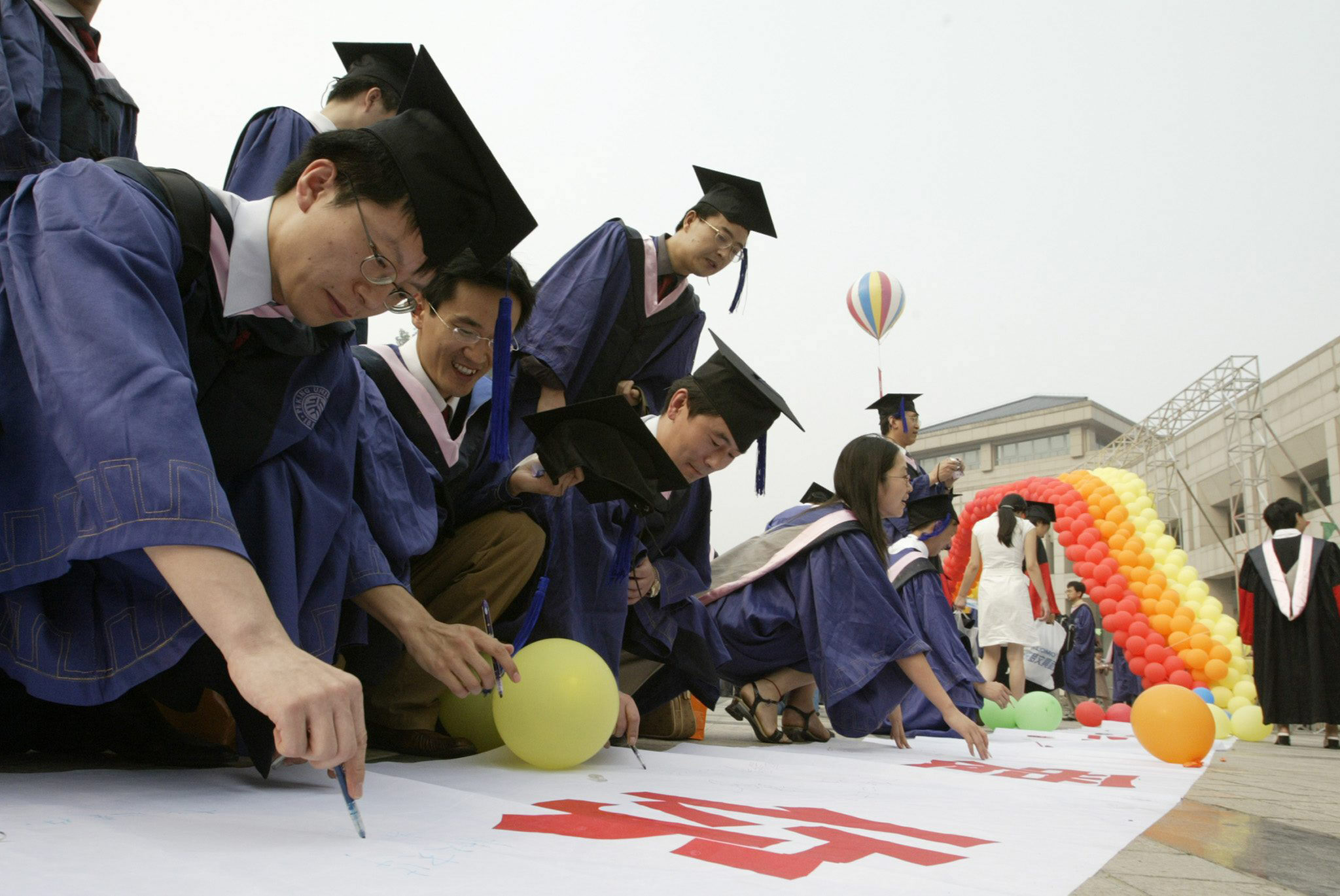 Estudiantes de grado de la Universidad de Pekin celebraron el domingo la inusual pero pacífica protesta por la decisión de la escuela de levantar un muro de metal para mantenerlos recluidos en el campus, a pesar de que el personal docente era libre de ir y venir. El descontento ya había crecido por normas que les prohibían pedir comida a domicilio o recibir visitas, además de las pruebas diarias de COVID-19. EFE/EPA PHOTO/EPA/Michael Reynolds/Archivo
