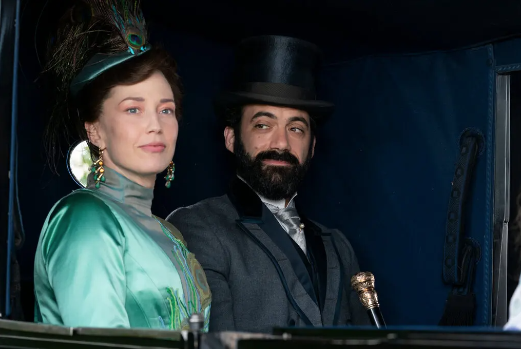 Carrie Cooon y Morgan Spector son Bertha y George Russell, de quienes veremos más en la continuación. (HBO Max)