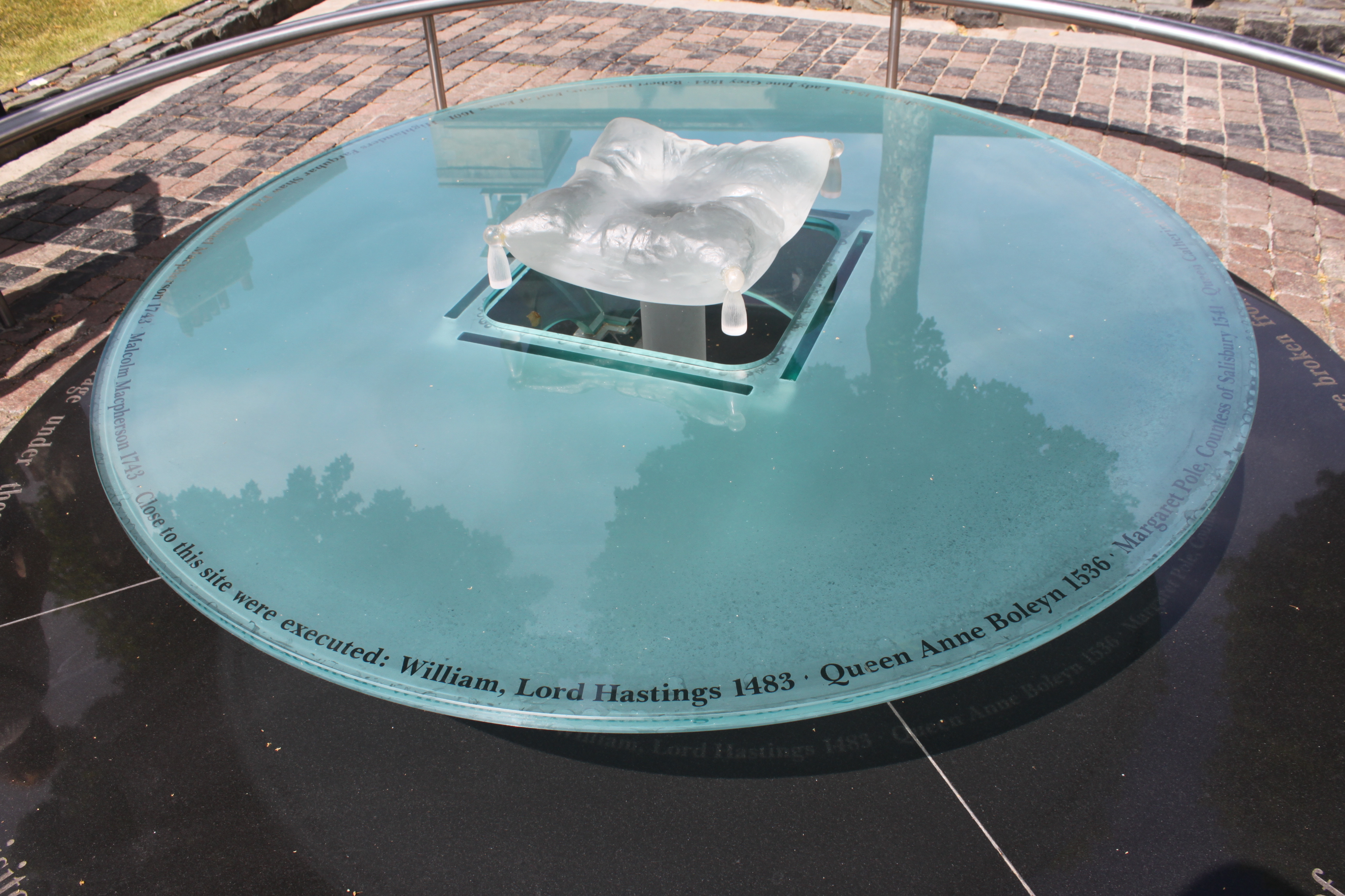 En la Torre de Londres, un monumento señala el lugar aproximado donde se levantaba el cadalso. La reina Victoria, al visitar el lugar en 1861, conmovida por la historia de Ana Bolena, pidió que el lugar quedase identificado. (Archivo del autor)