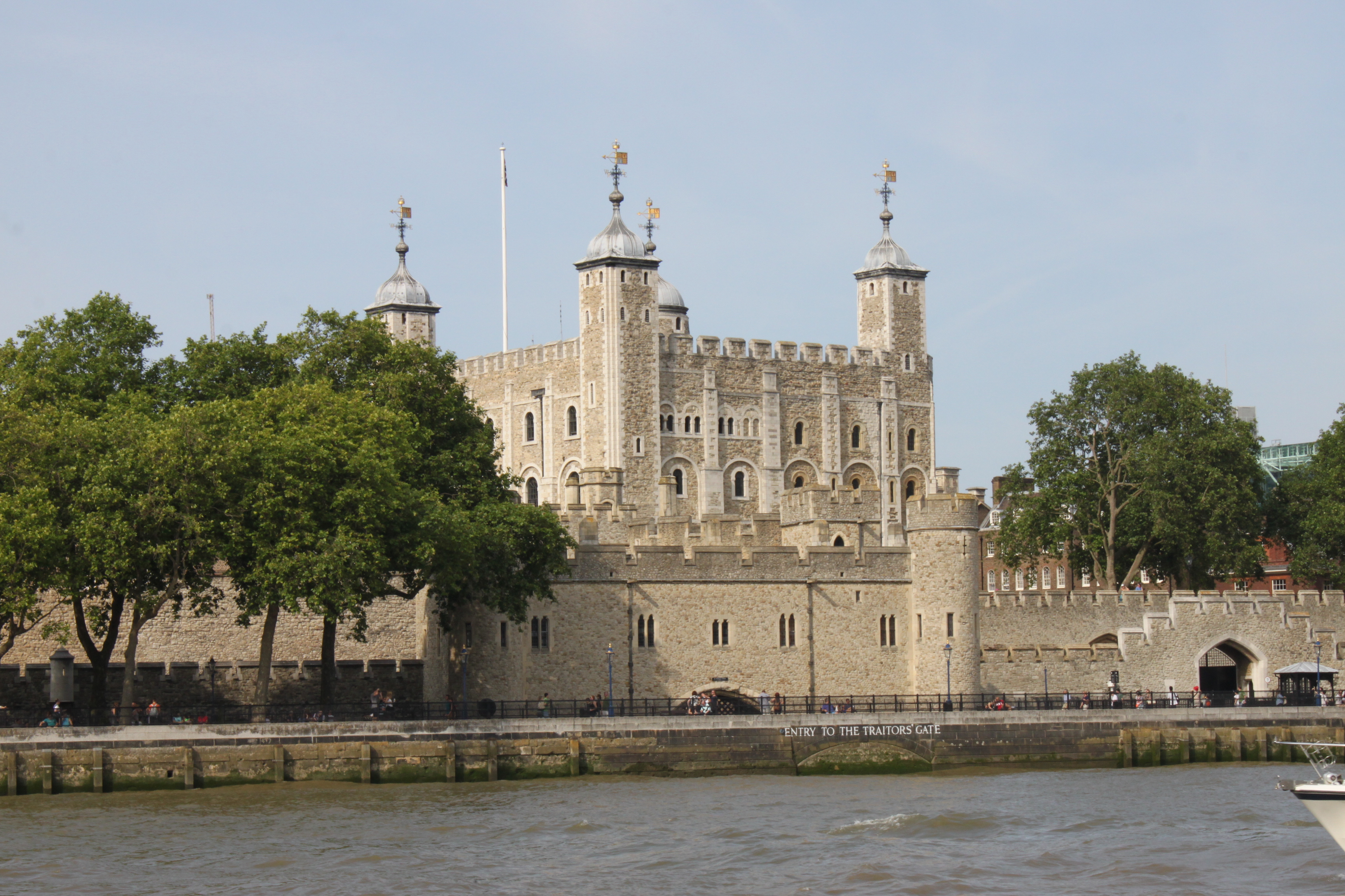 La Torre de Londres en la actualidad. Si bien no fue construida para ser empleada como prisión, se encerró a varias personas y allí se ejecutaron a tres reinas, dos lores y dos ladies.