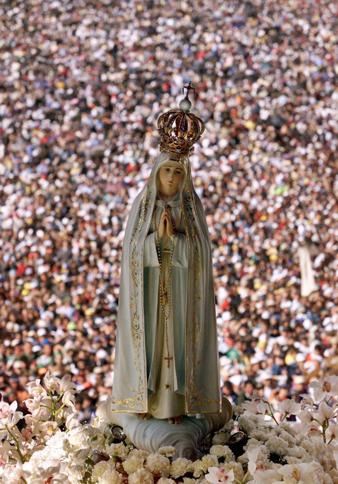 (FILES) This file photo taken on May 13, 2000 shows the crowd behind a statue of the Virgin of Fatima 13 May 2000, as Pope John Paul II celebrates the mass of beatification of the two dead shepherds children, Jacinta and Francisco Marto in Fatima. Pope Francis is heading to Fatima on May 12, 2017 on a pilgrimage that will attract up to a million faithful and see the pontiff canonise two child shepherds who reported apparitions of the Virgin Mary 100 years ago. / AFP PHOTO / Gabriel BOUYS