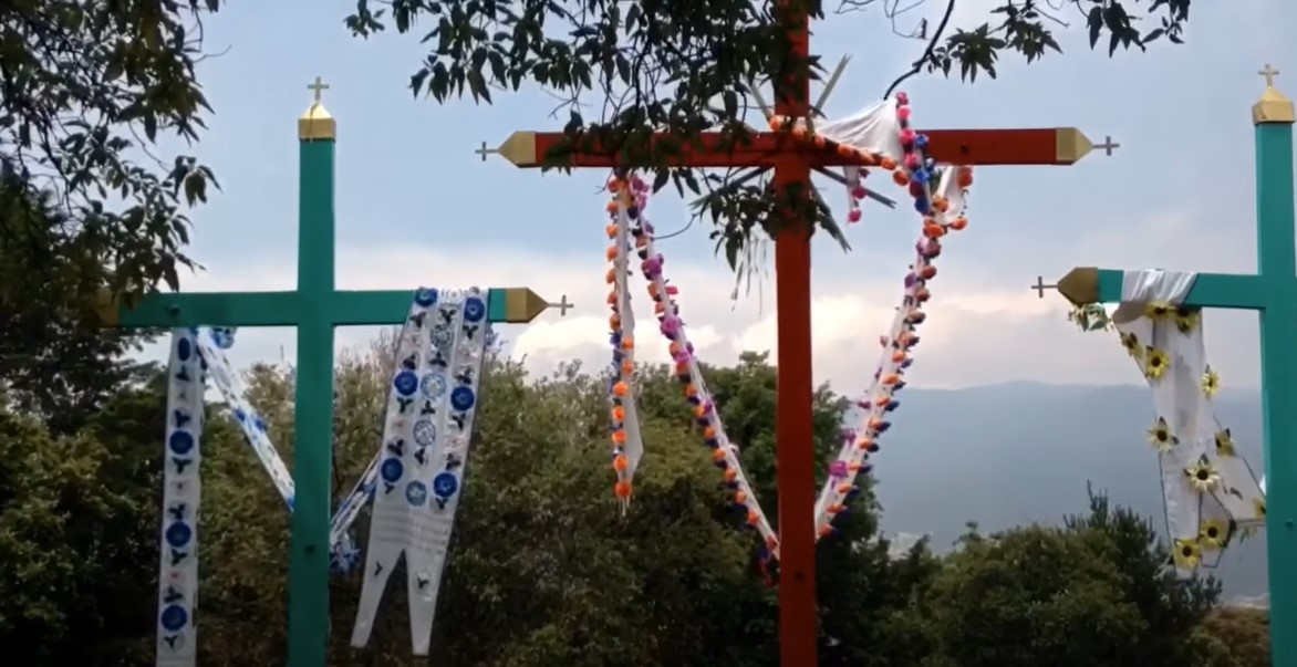 En la punta del cerro se encuentras tres cruces. Youtube: Tu Amigo Jorge CruzS